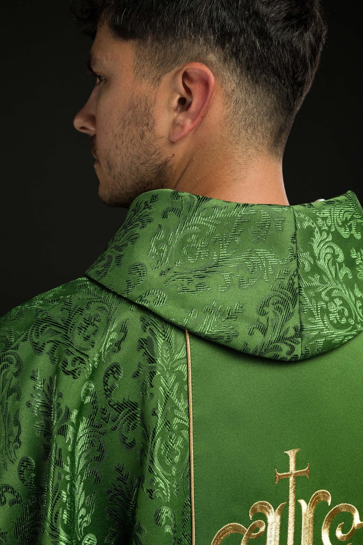Ornat Liturgiczny Zielony z Haftem IHS i Złotą Lamówką - SZATYLITURGICZNE.PL