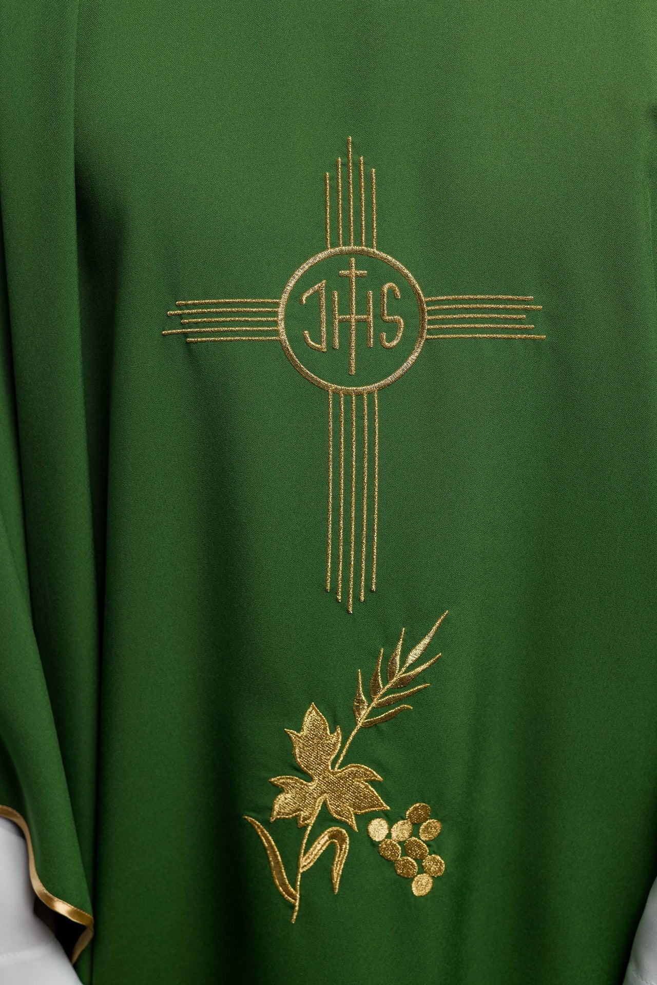 Ornat Liturgiczny Zielony z Haftem IHS - Złota Lamówka - SZATYLITURGICZNE.PL