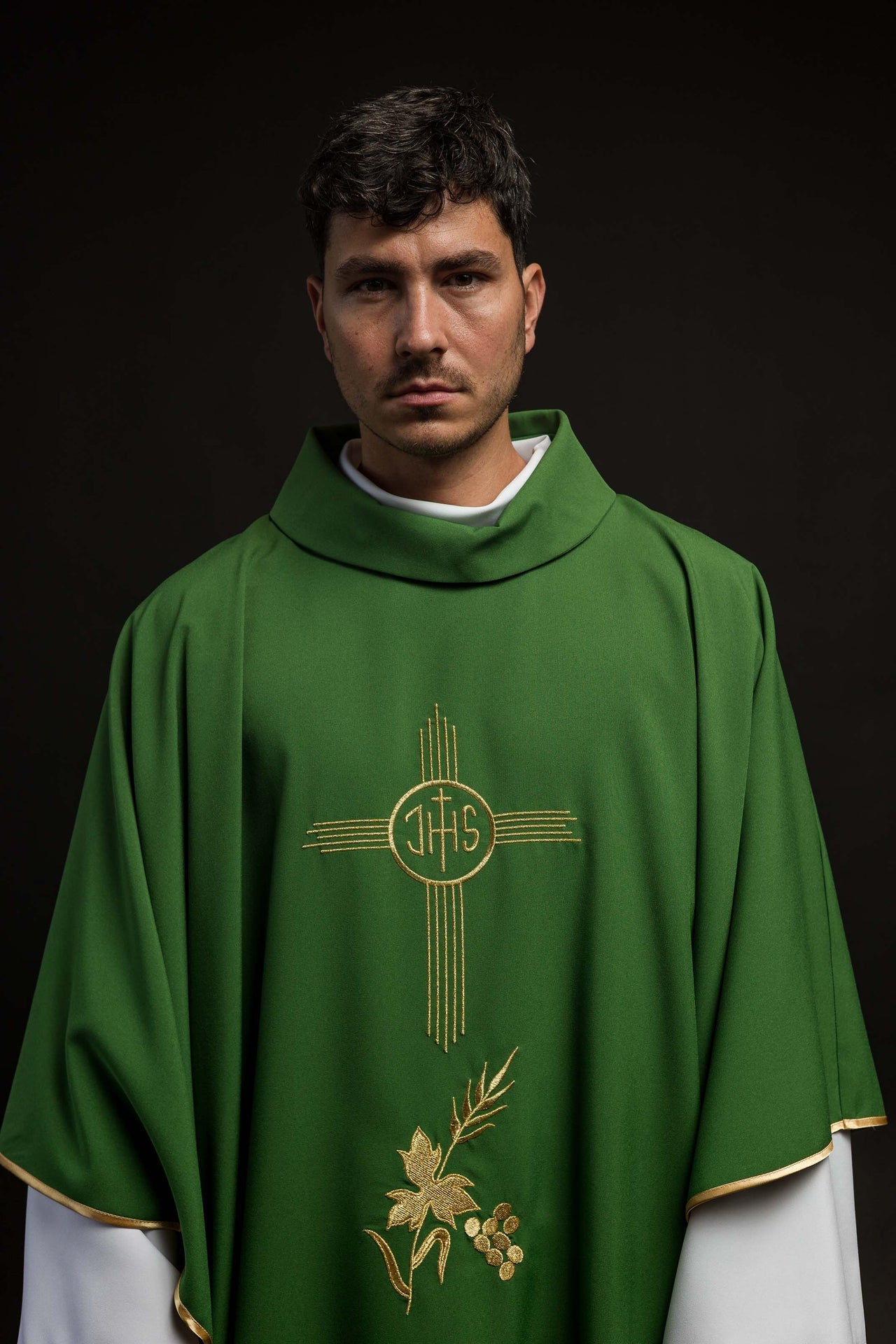 Ornat Liturgiczny Zielony z Haftem IHS - Złota Lamówka - SZATYLITURGICZNE.PL