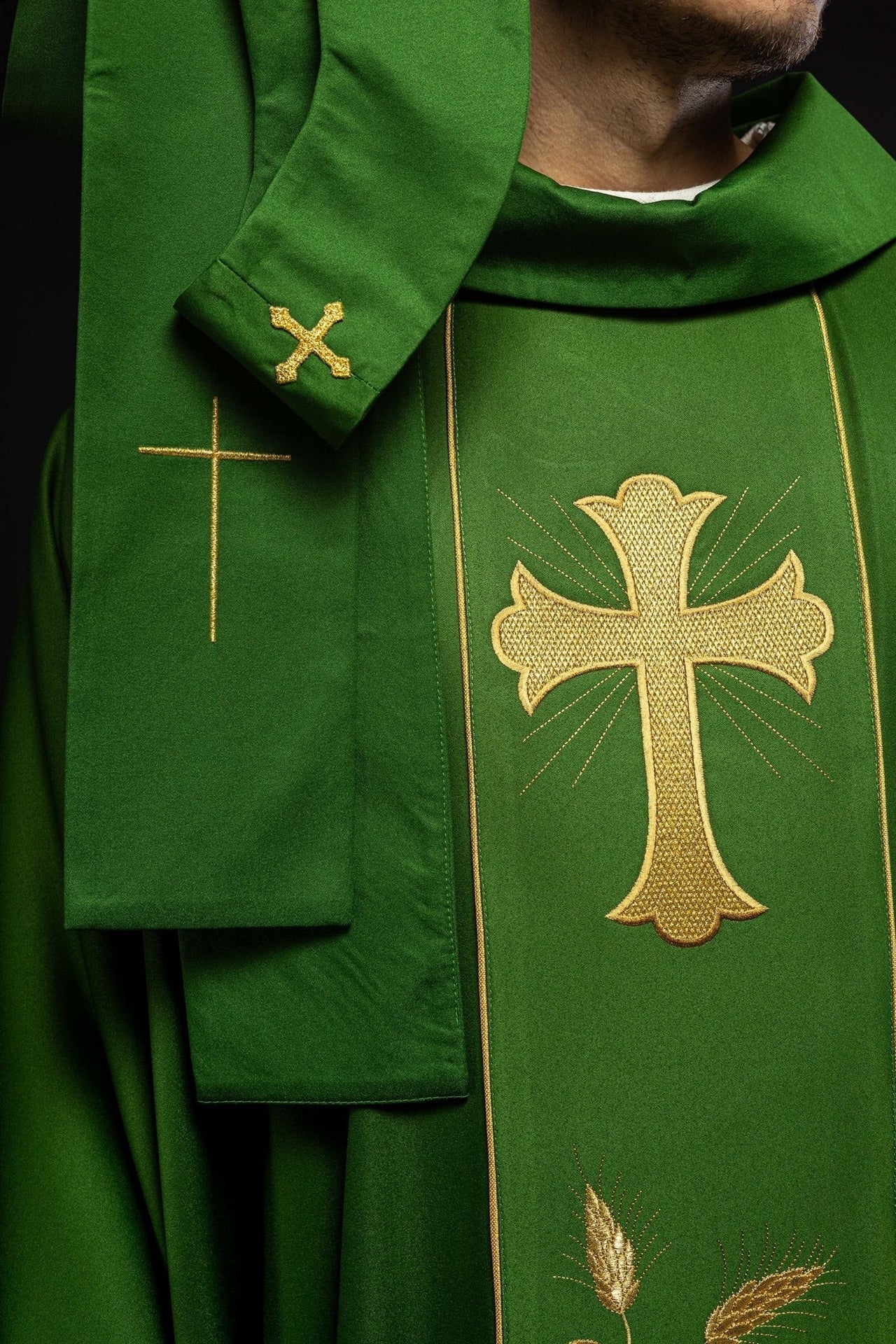 Ornat Liturgiczny Zielony z Haftem Krzyża i Kłosów Złotą Nicią - SZATYLITURGICZNE.PL