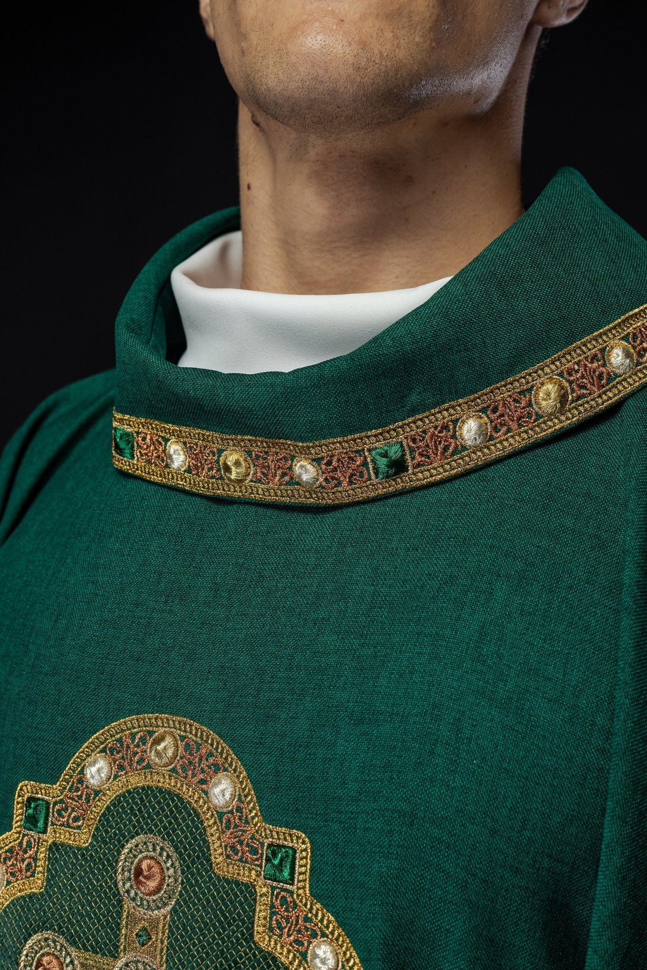 Ornat Liturgiczny Zielony z Haftem Krzyża i Lamówką - Uszyto w Polsce - SZATYLITURGICZNE.PL