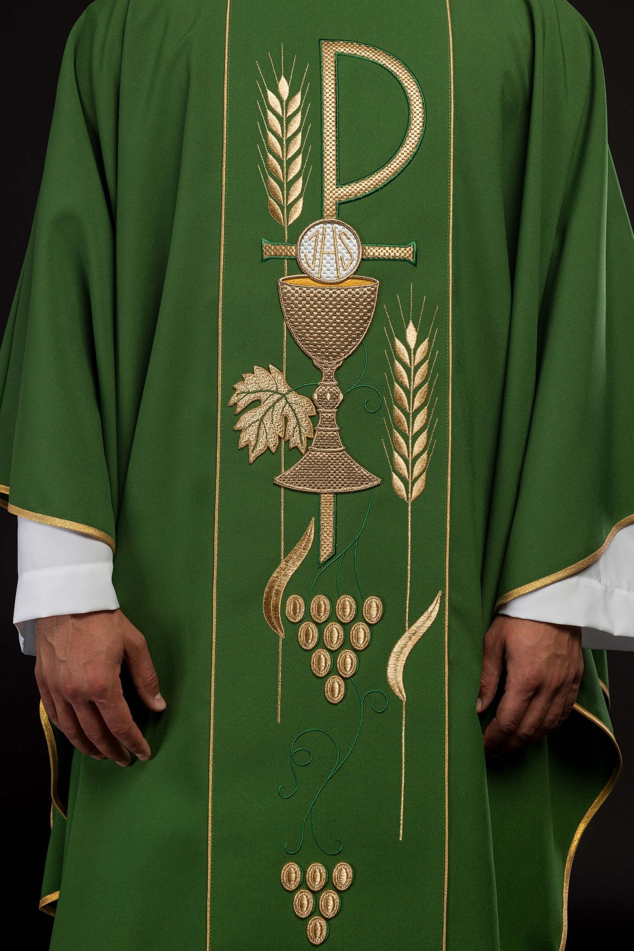 Ornat Liturgiczny Zielony z Haftowanym Kielichem IHS - Elegancki - SZATYLITURGICZNE.PL