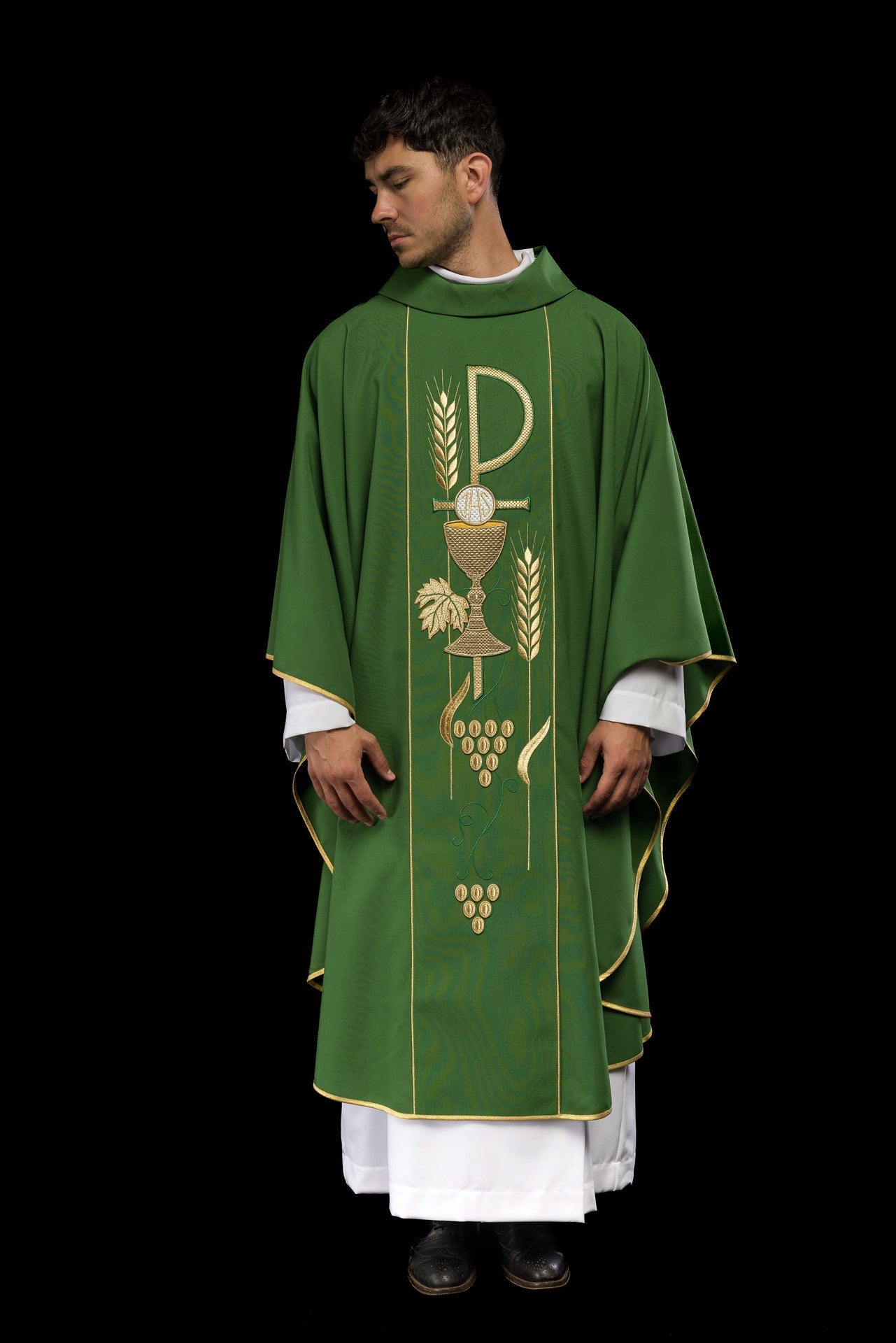Ornat Liturgiczny Zielony z Haftowanym Kielichem IHS - Elegancki - SZATYLITURGICZNE.PL