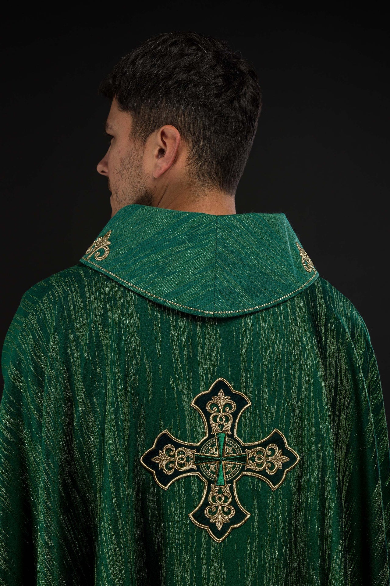 Ornat Liturgiczny Zielony z Haftowanym Krzyżem - Elegancka Tkanina - SZATYLITURGICZNE.PL