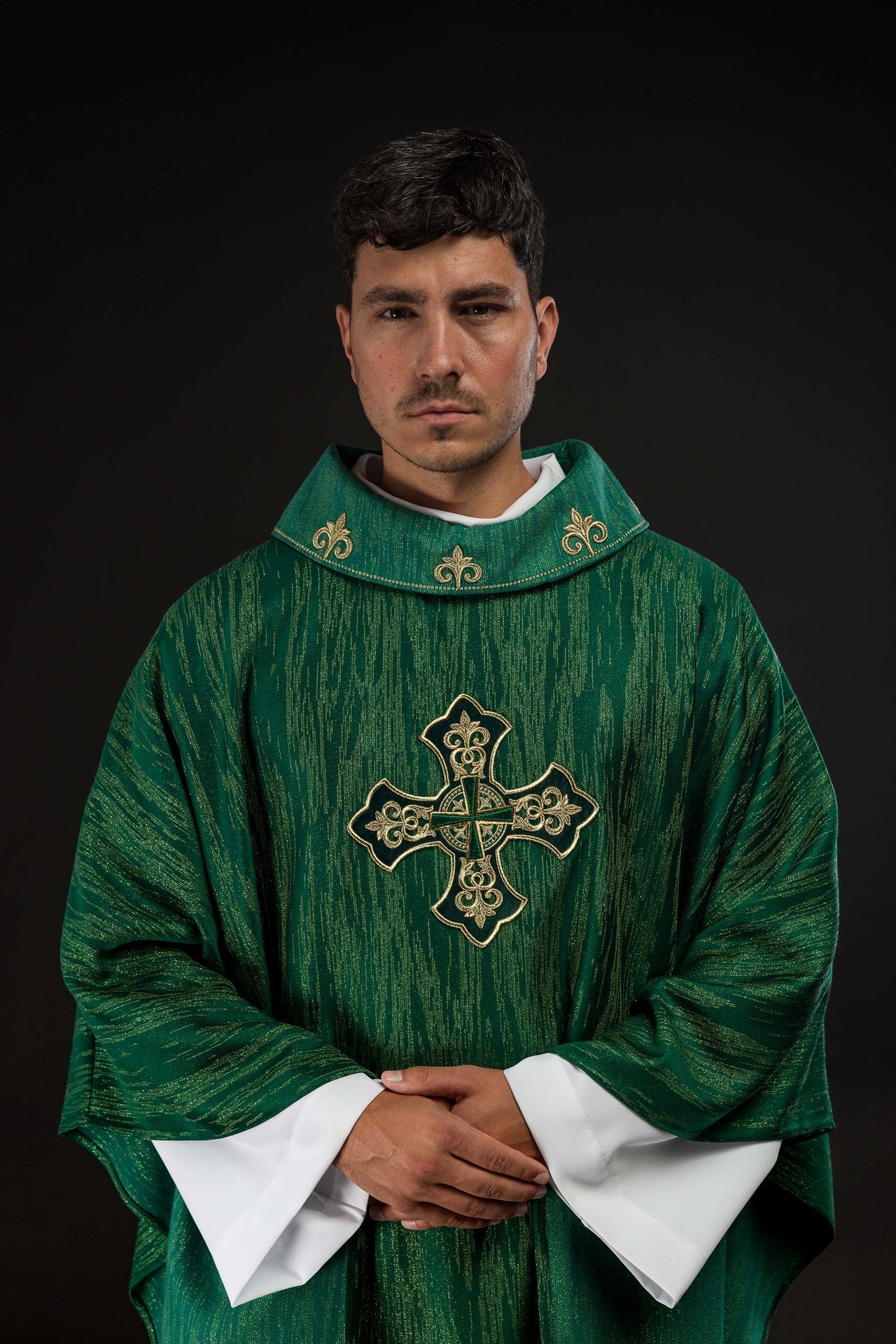 Ornat Liturgiczny Zielony z Haftowanym Krzyżem - Elegancka Tkanina - SZATYLITURGICZNE.PL