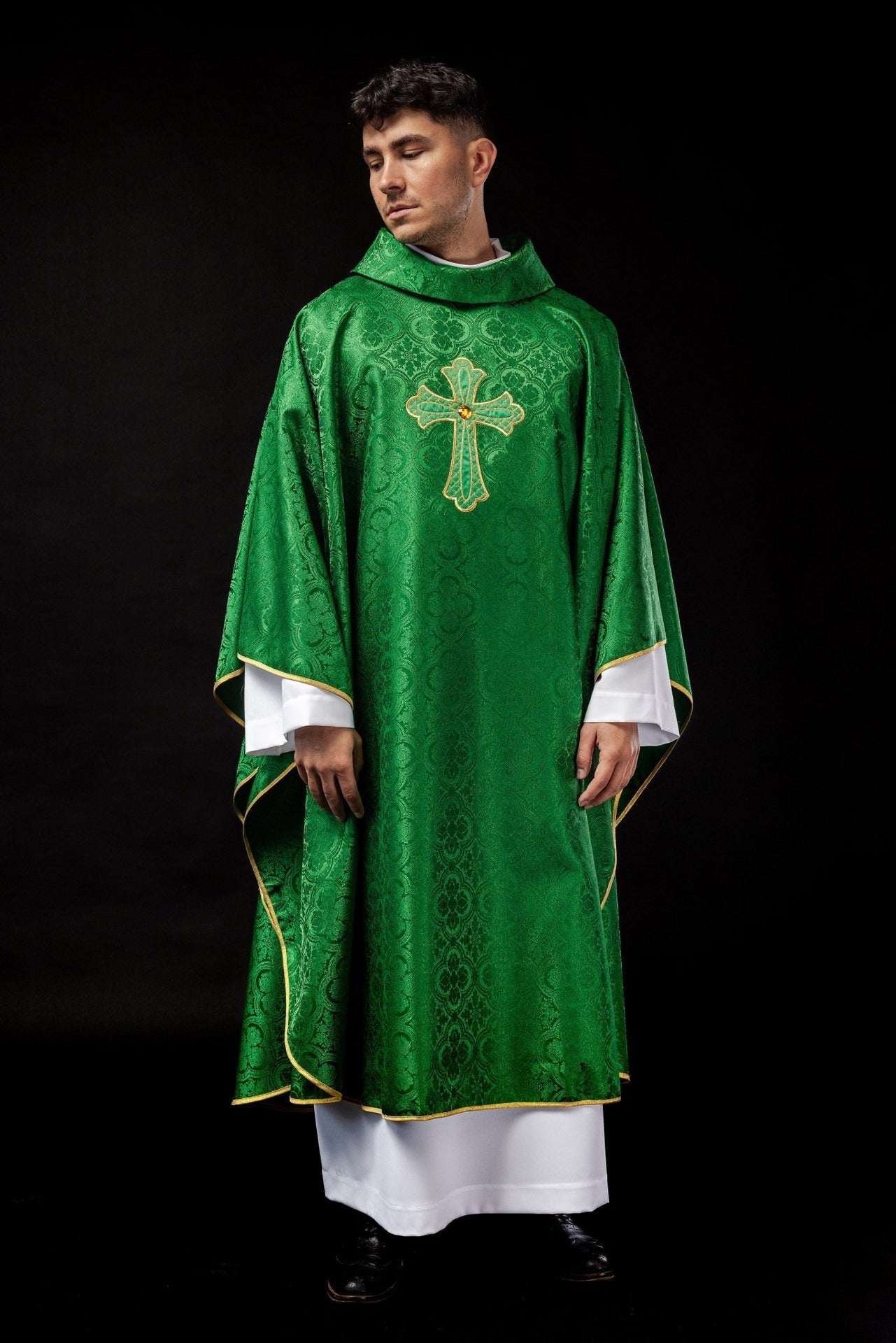 Ornat Liturgiczny Zielony z Haftowanym Krzyżem Eucharystycznym - SZATYLITURGICZNE.PL
