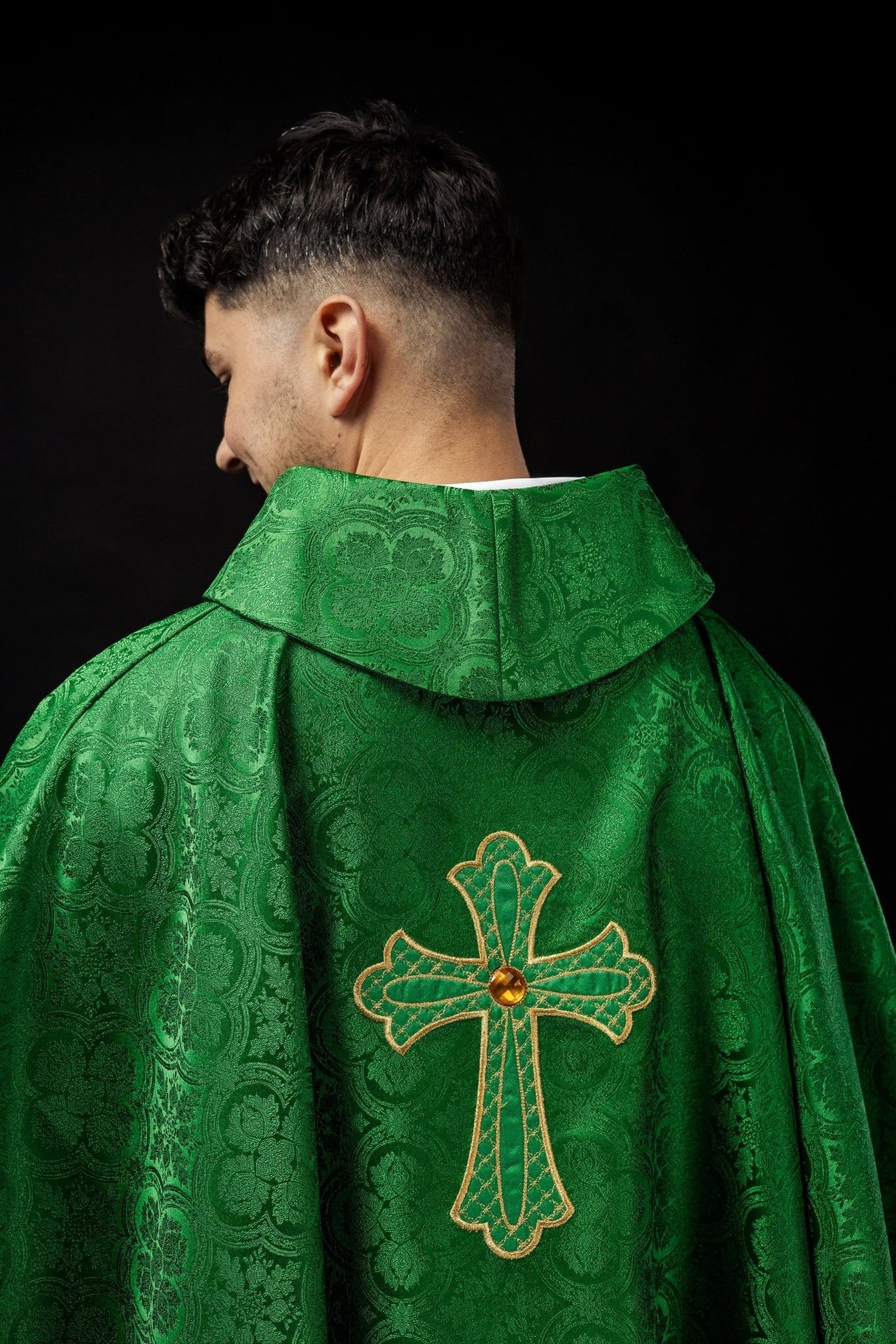 Ornat Liturgiczny Zielony z Haftowanym Krzyżem Eucharystycznym - SZATYLITURGICZNE.PL