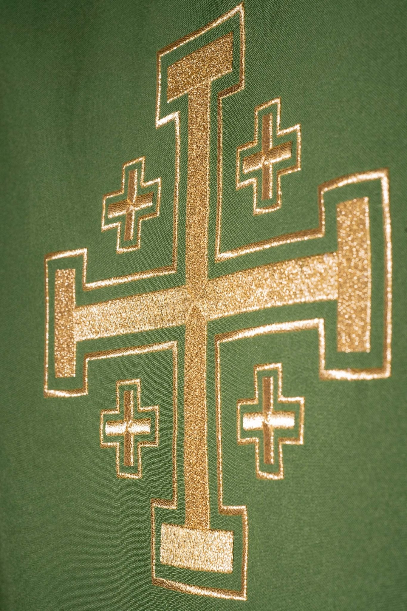 Ornat Liturgiczny Zielony z Haftowanym Krzyżem Eucharystycznym - SZATYLITURGICZNE.PL