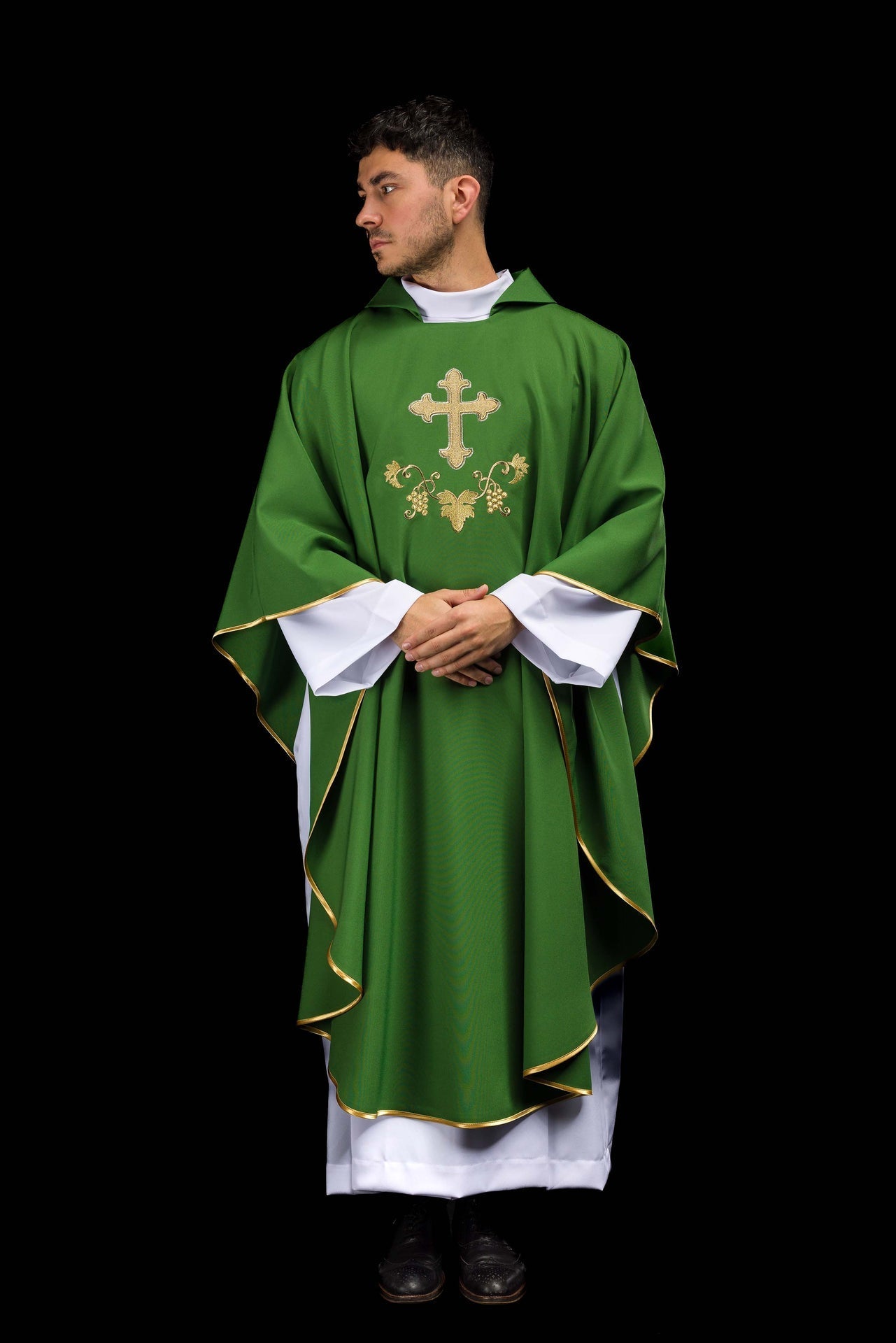 Ornat Liturgiczny Zielony z Haftowanym Krzyżem i Kołnierzem Karo - SZATYLITURGICZNE.PL