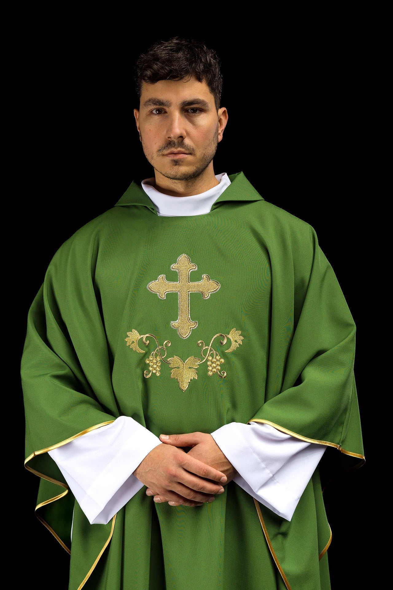 Ornat Liturgiczny Zielony z Haftowanym Krzyżem i Kołnierzem Karo - SZATYLITURGICZNE.PL