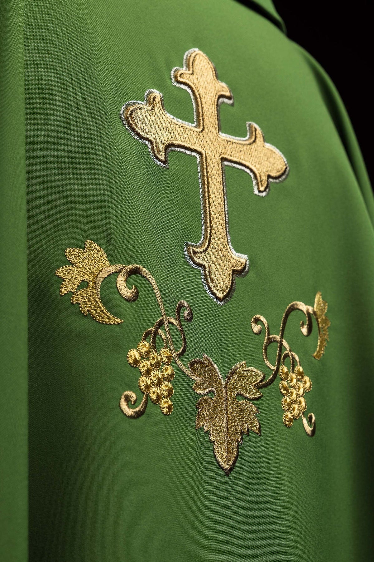 Ornat Liturgiczny Zielony z Haftowanym Krzyżem i Kołnierzem Karo - SZATYLITURGICZNE.PL