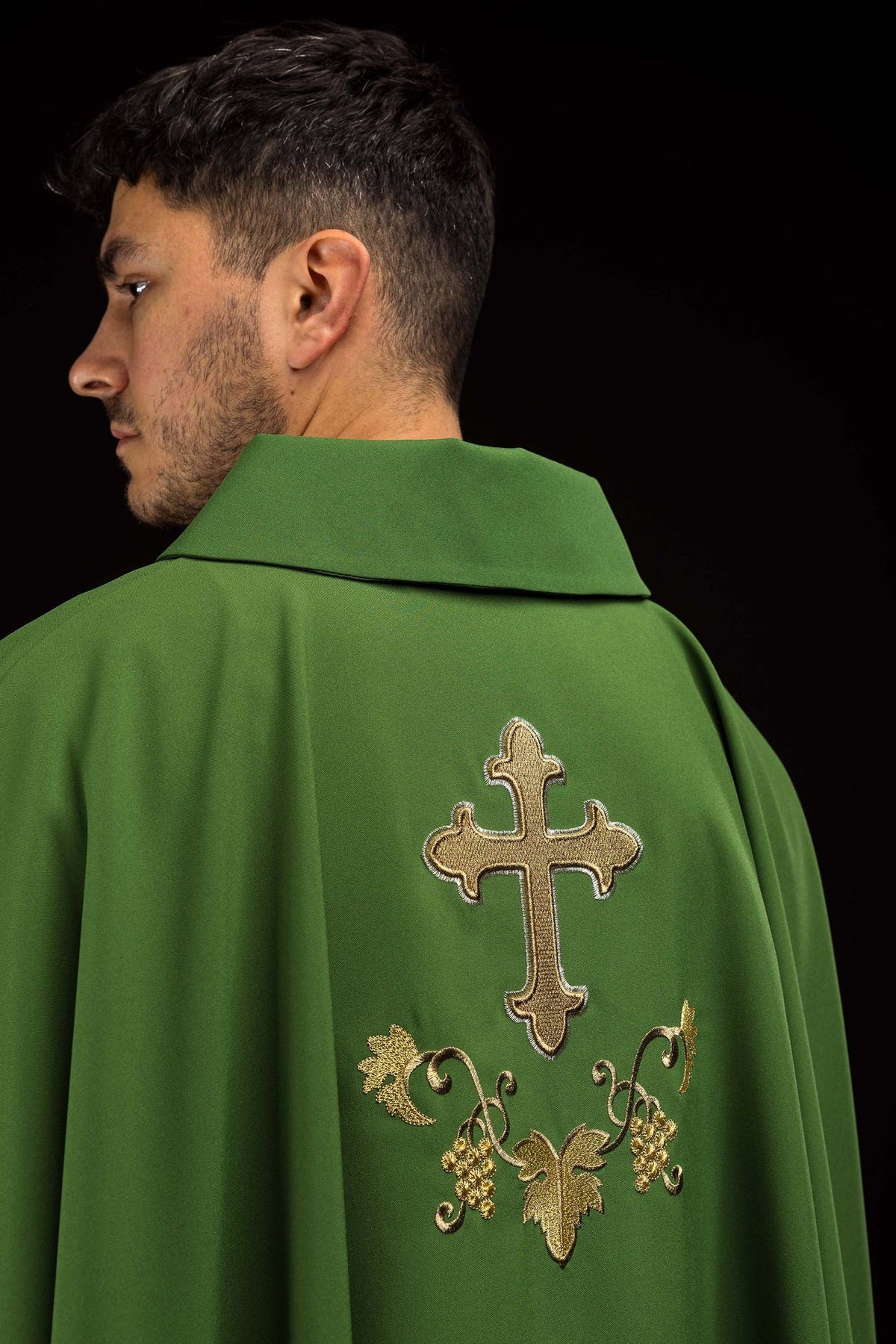 Ornat Liturgiczny Zielony z Haftowanym Krzyżem i Kołnierzem Karo - SZATYLITURGICZNE.PL