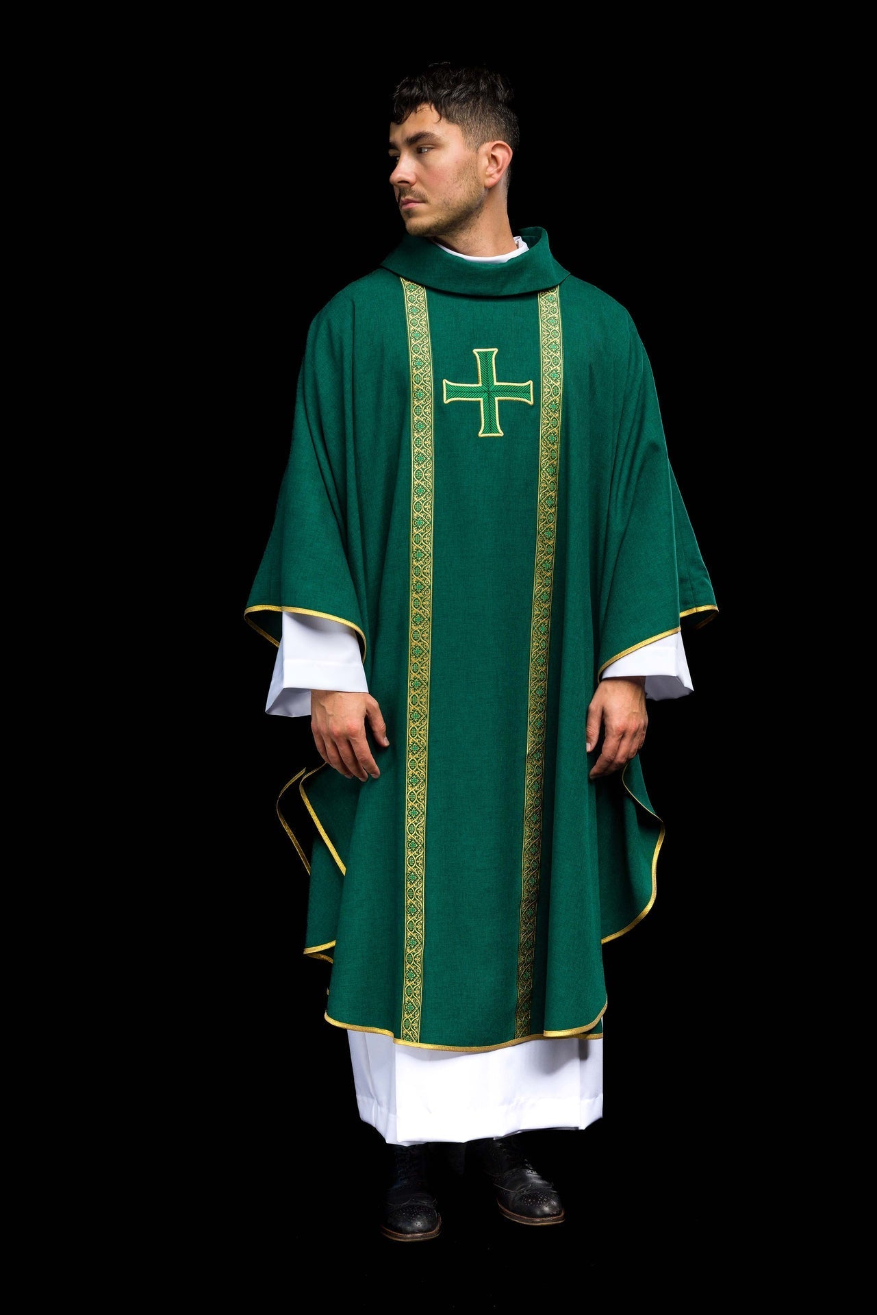 Ornat liturgiczny zielony z haftowanym krzyżem i taśmami żakardowymi - SZATYLITURGICZNE.PL