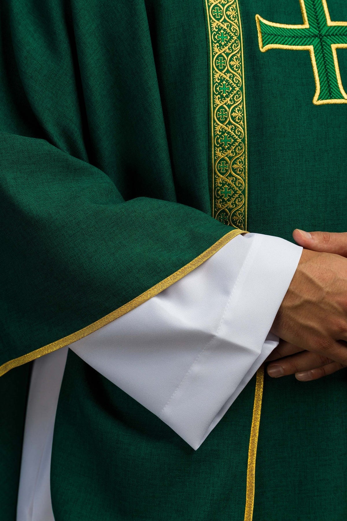 Ornat liturgiczny zielony z haftowanym krzyżem i taśmami żakardowymi - SZATYLITURGICZNE.PL