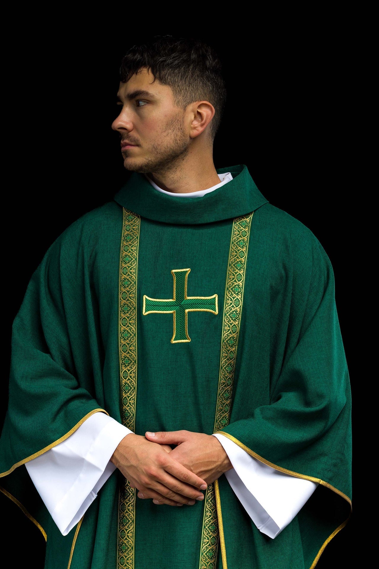 Ornat liturgiczny zielony z haftowanym krzyżem i taśmami żakardowymi - SZATYLITURGICZNE.PL