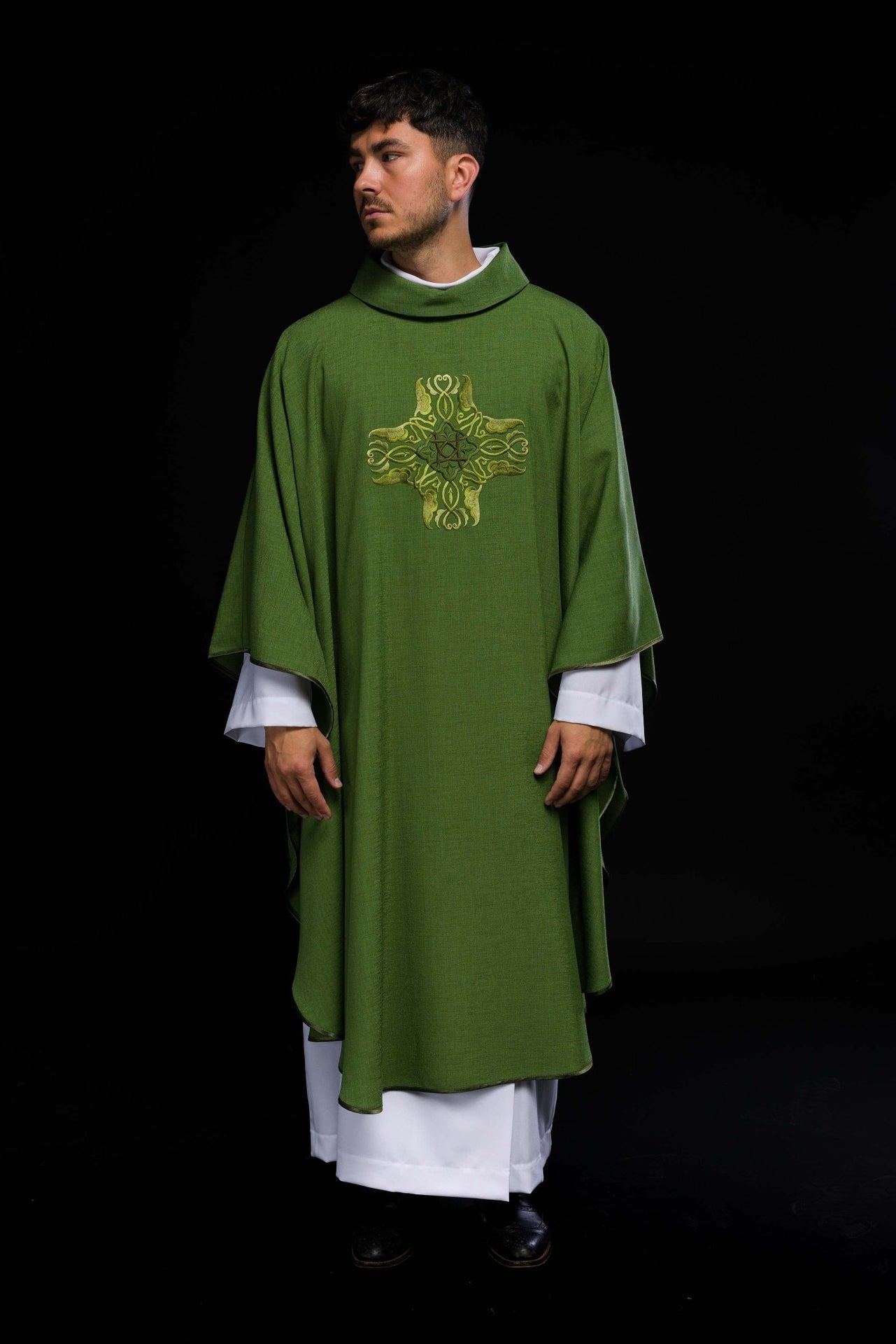 Ornat Liturgiczny Zielony z Haftowanym Krzyżem i Złotą Lamówką - SZATYLITURGICZNE.PL