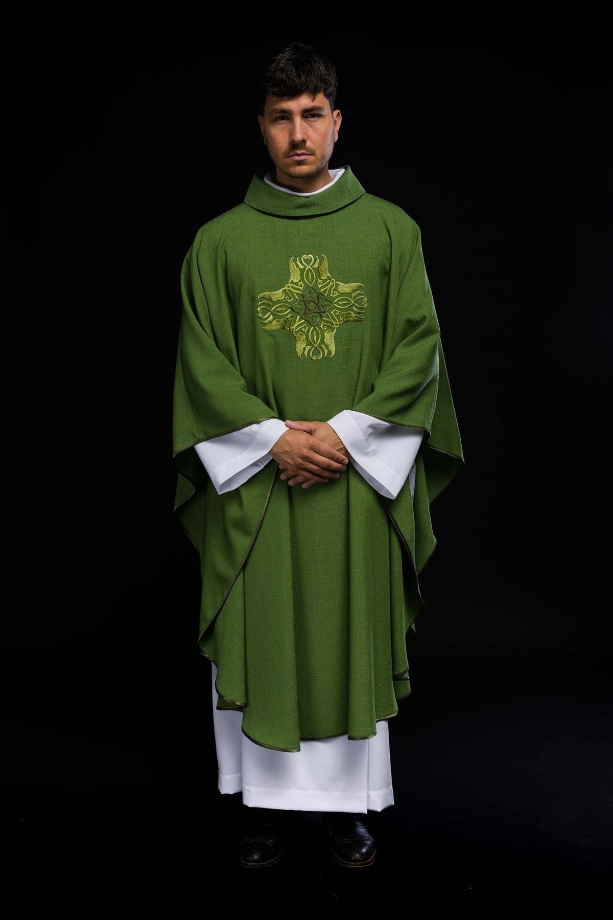 Ornat Liturgiczny Zielony z Haftowanym Krzyżem i Złotą Lamówką - SZATYLITURGICZNE.PL