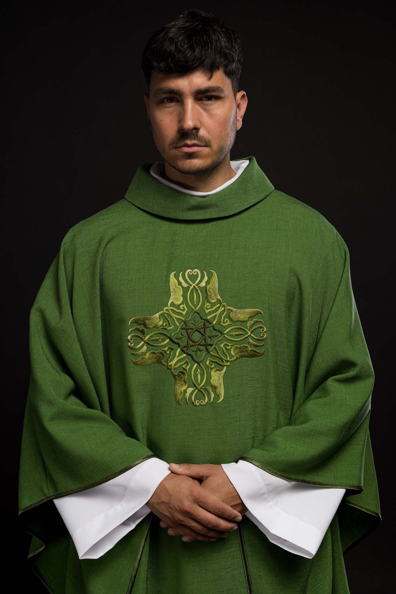 Ornat Liturgiczny Zielony z Haftowanym Krzyżem i Złotą Lamówką - SZATYLITURGICZNE.PL
