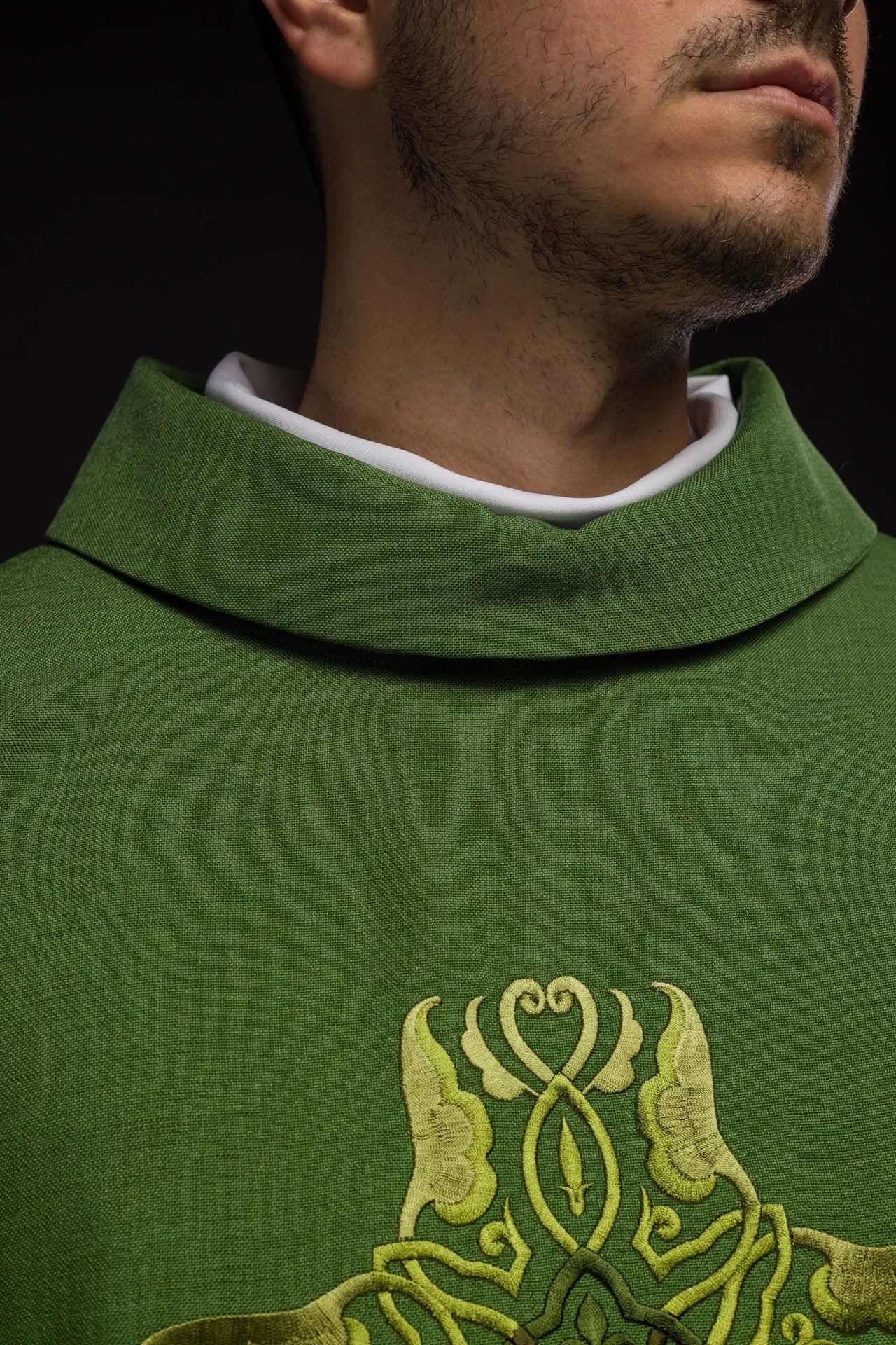 Ornat Liturgiczny Zielony z Haftowanym Krzyżem i Złotą Lamówką - SZATYLITURGICZNE.PL