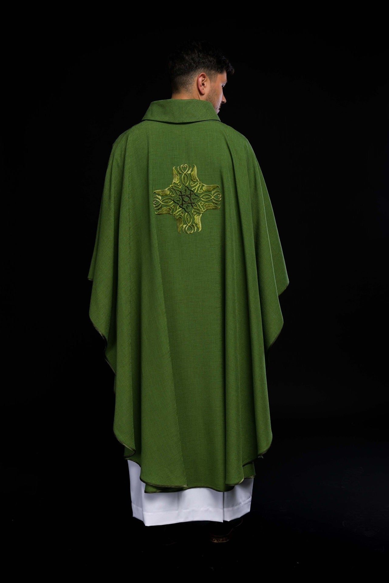 Ornat Liturgiczny Zielony z Haftowanym Krzyżem i Złotą Lamówką - SZATYLITURGICZNE.PL