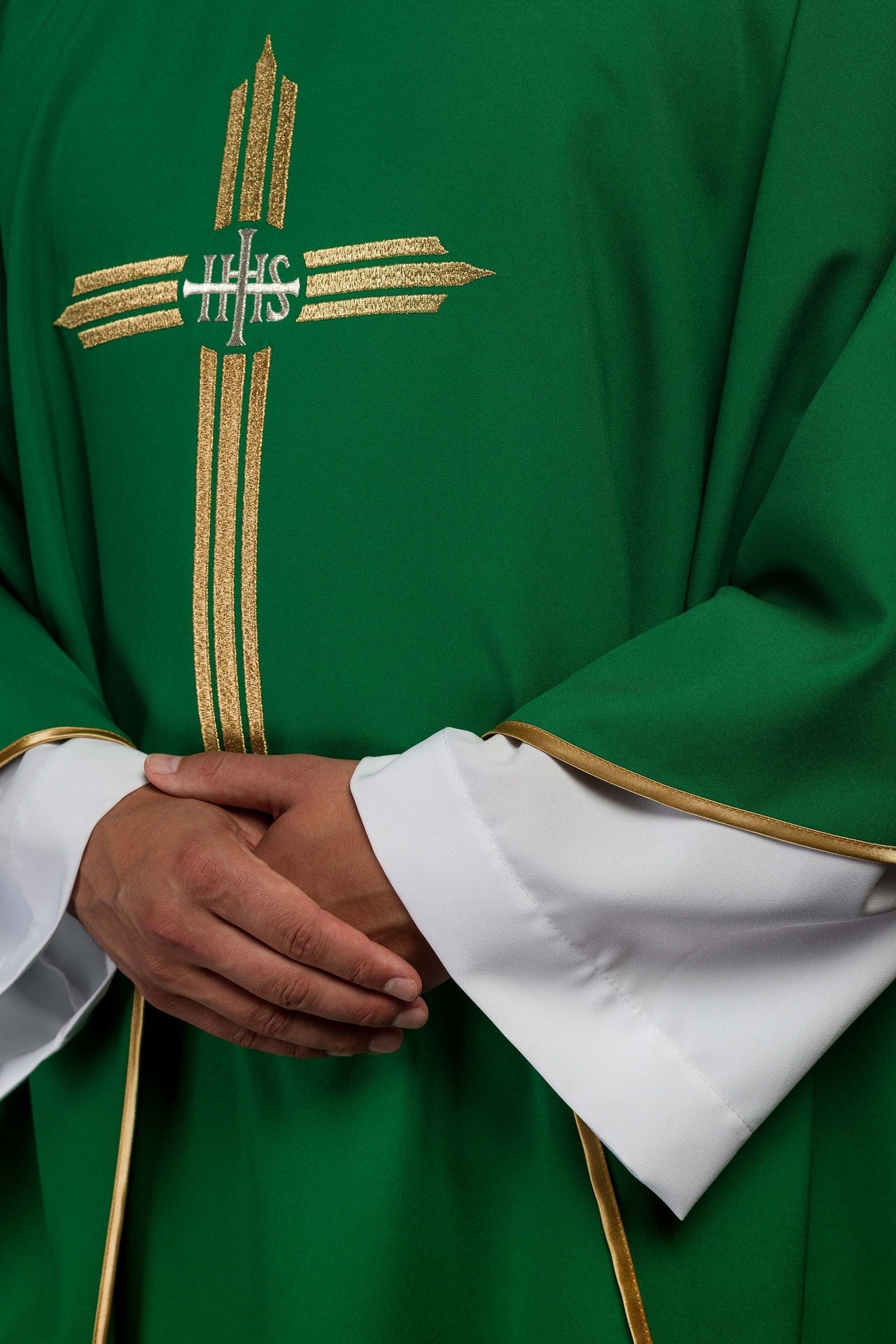 Ornat Liturgiczny Zielony z Haftowanym Krzyżem IHS - SZATYLITURGICZNE.PL