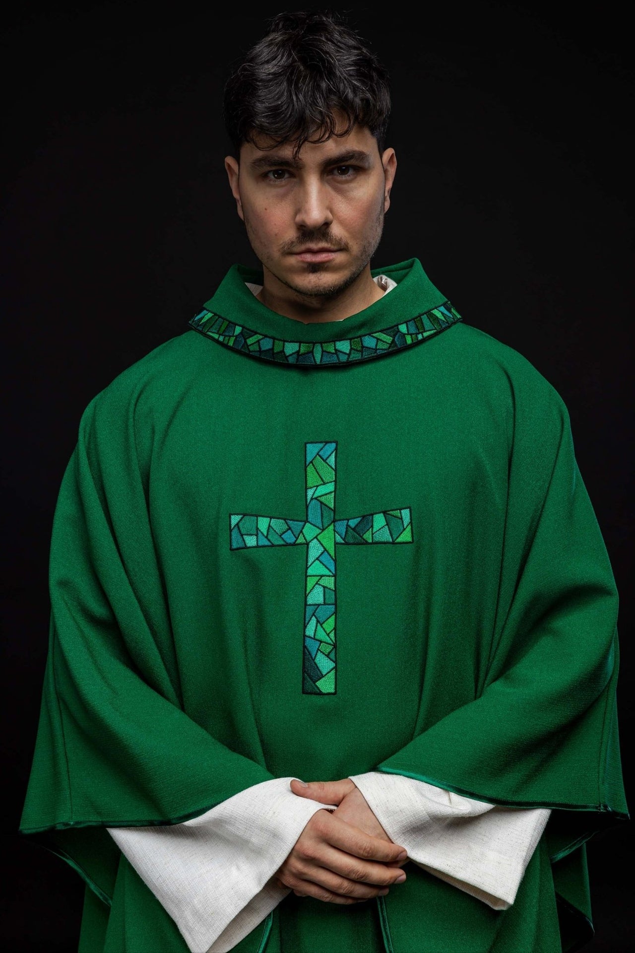 Ornat Liturgiczny Zielony z Haftowanym Krzyżem Mozaikowym - SZATYLITURGICZNE.PL