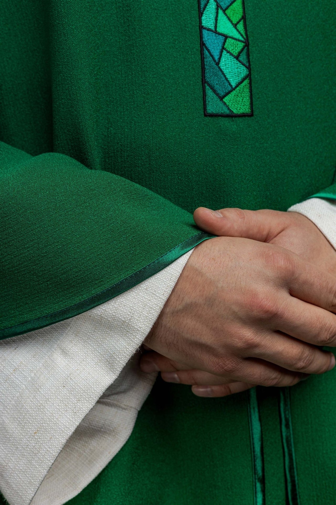 Ornat Liturgiczny Zielony z Haftowanym Krzyżem Mozaikowym - SZATYLITURGICZNE.PL