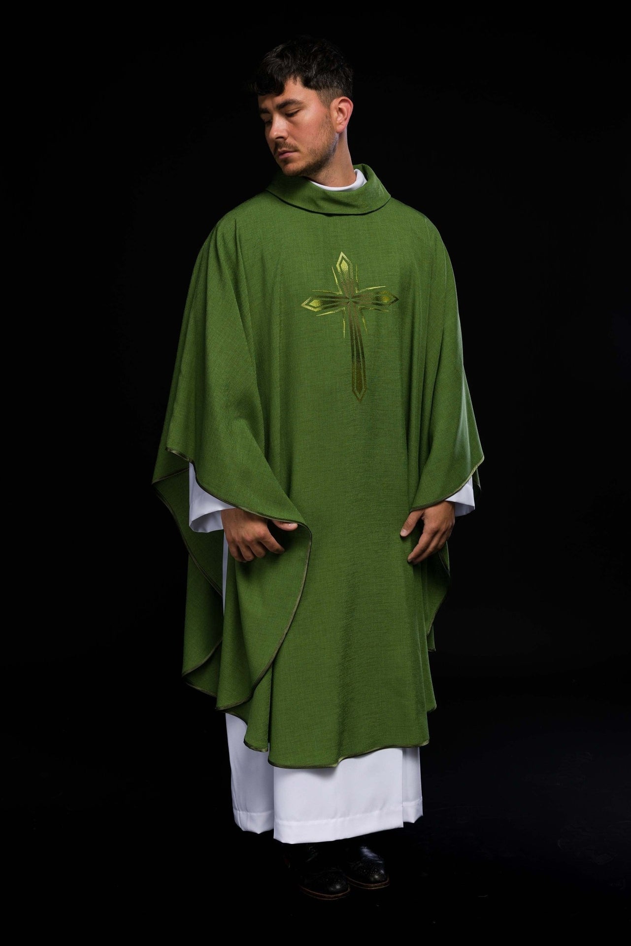 Ornat Liturgiczny Zielony z Haftowanym Krzyżem - Polski Producent - SZATYLITURGICZNE.PL