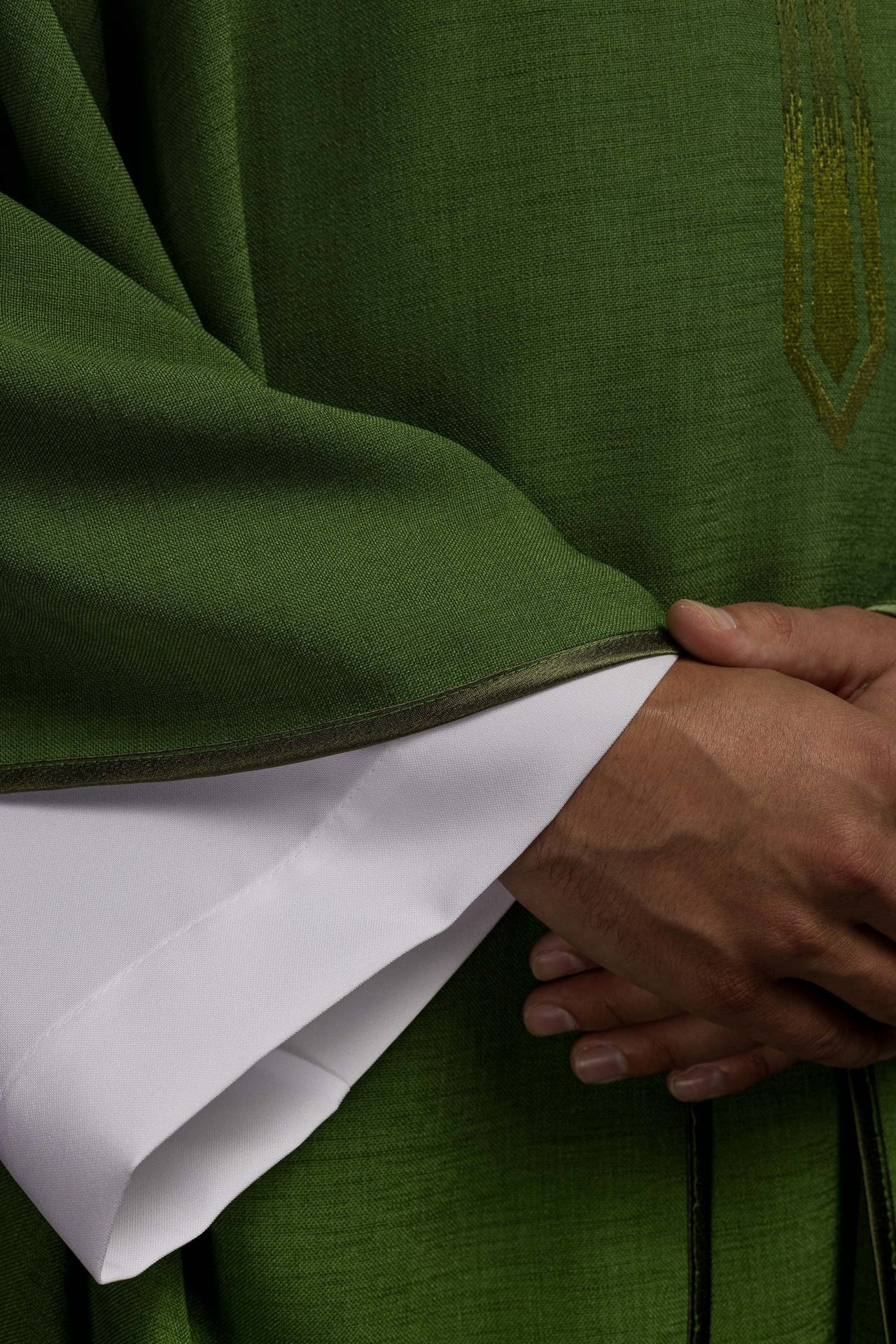 Ornat Liturgiczny Zielony z Haftowanym Krzyżem - Polski Producent - SZATYLITURGICZNE.PL