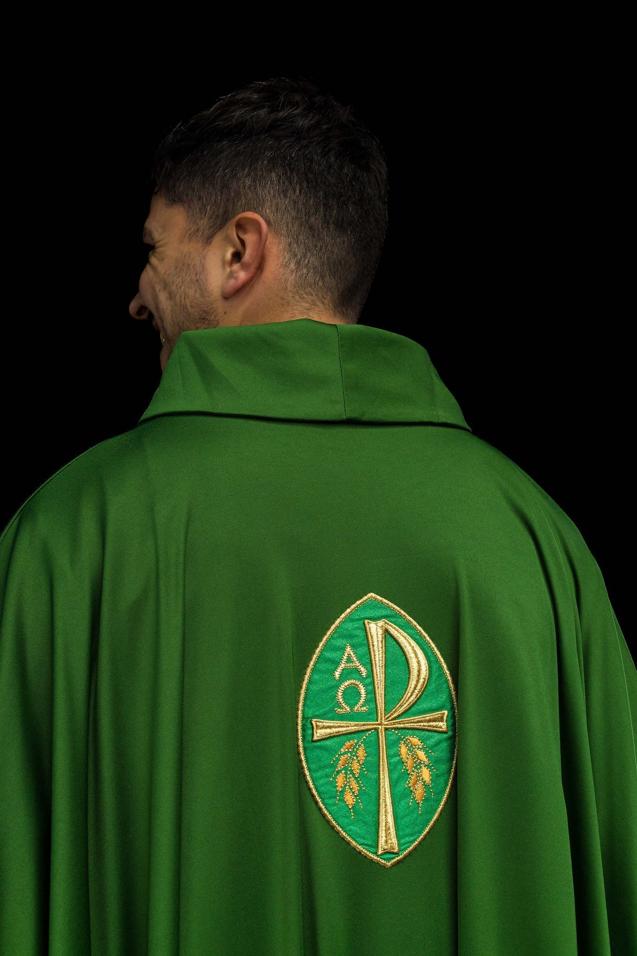 Ornat Liturgiczny Zielony z Haftowanym Krzyżem - SACROLITE - SZATYLITURGICZNE.PL