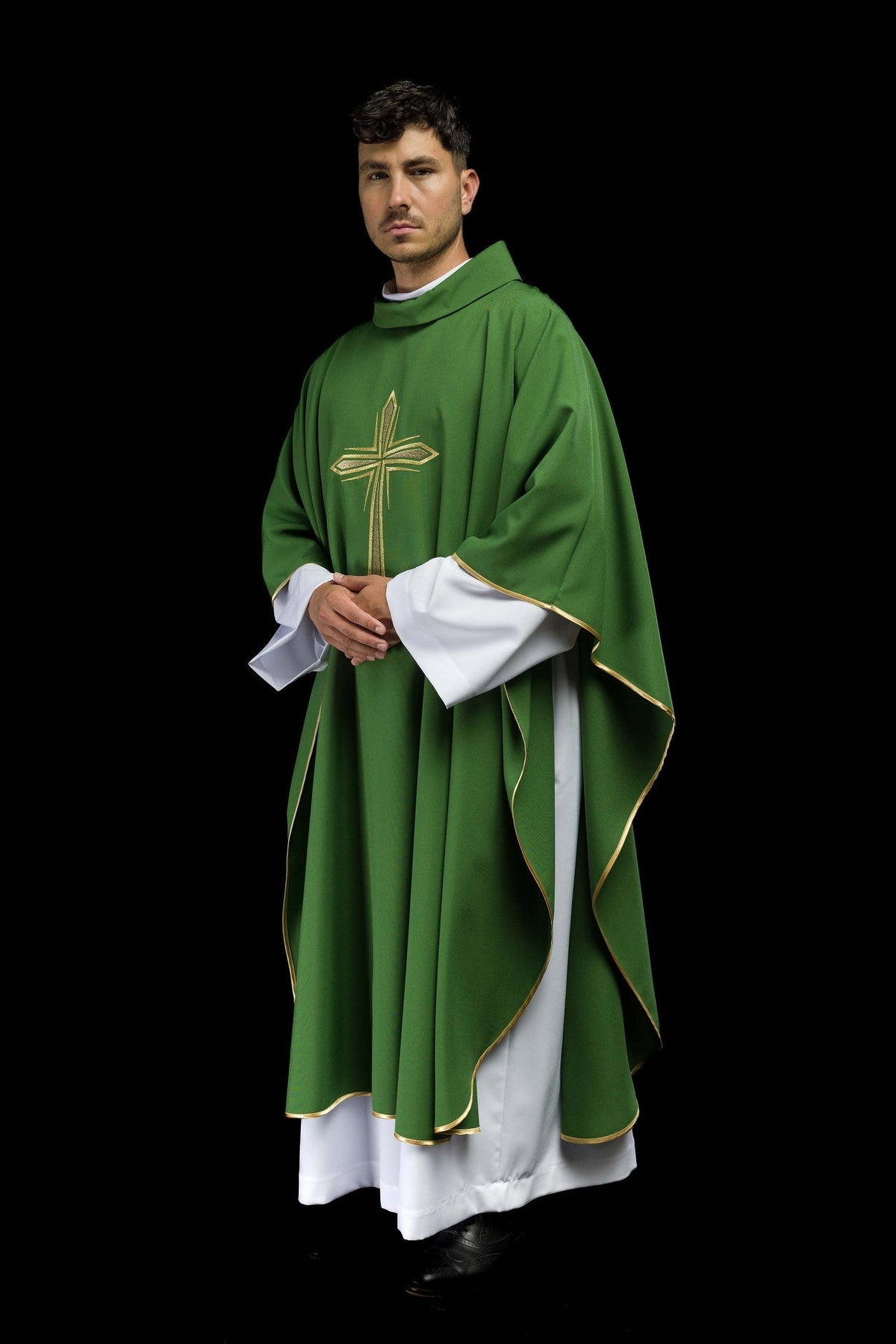 Ornat Liturgiczny Zielony z Haftowanym Krzyżem Złotą Nicią - SZATYLITURGICZNE.PL