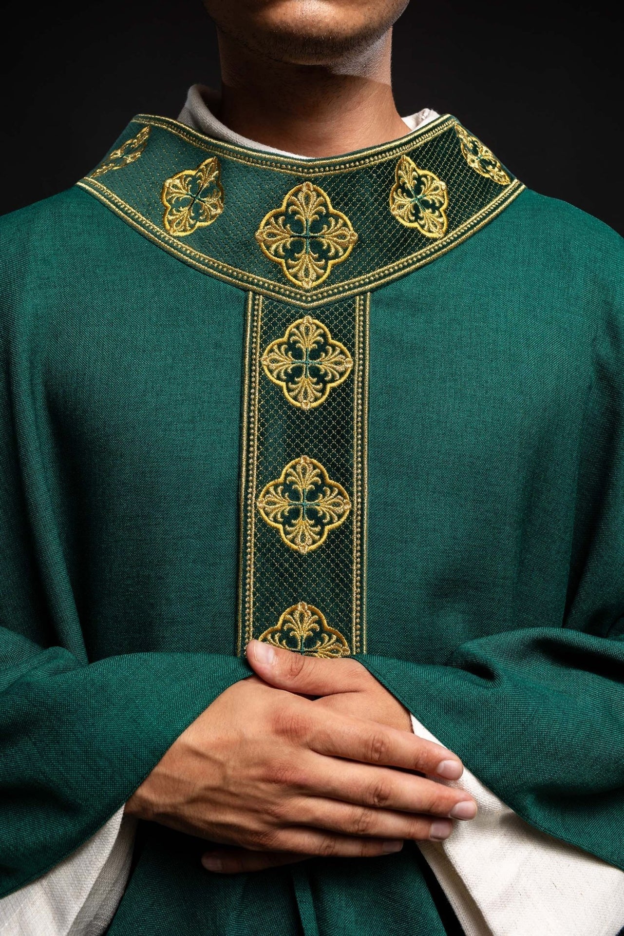 Ornat Liturgiczny Zielony z Haftowanym Pasem i Krzyżami - Polski Produkt - SZATYLITURGICZNE.PL