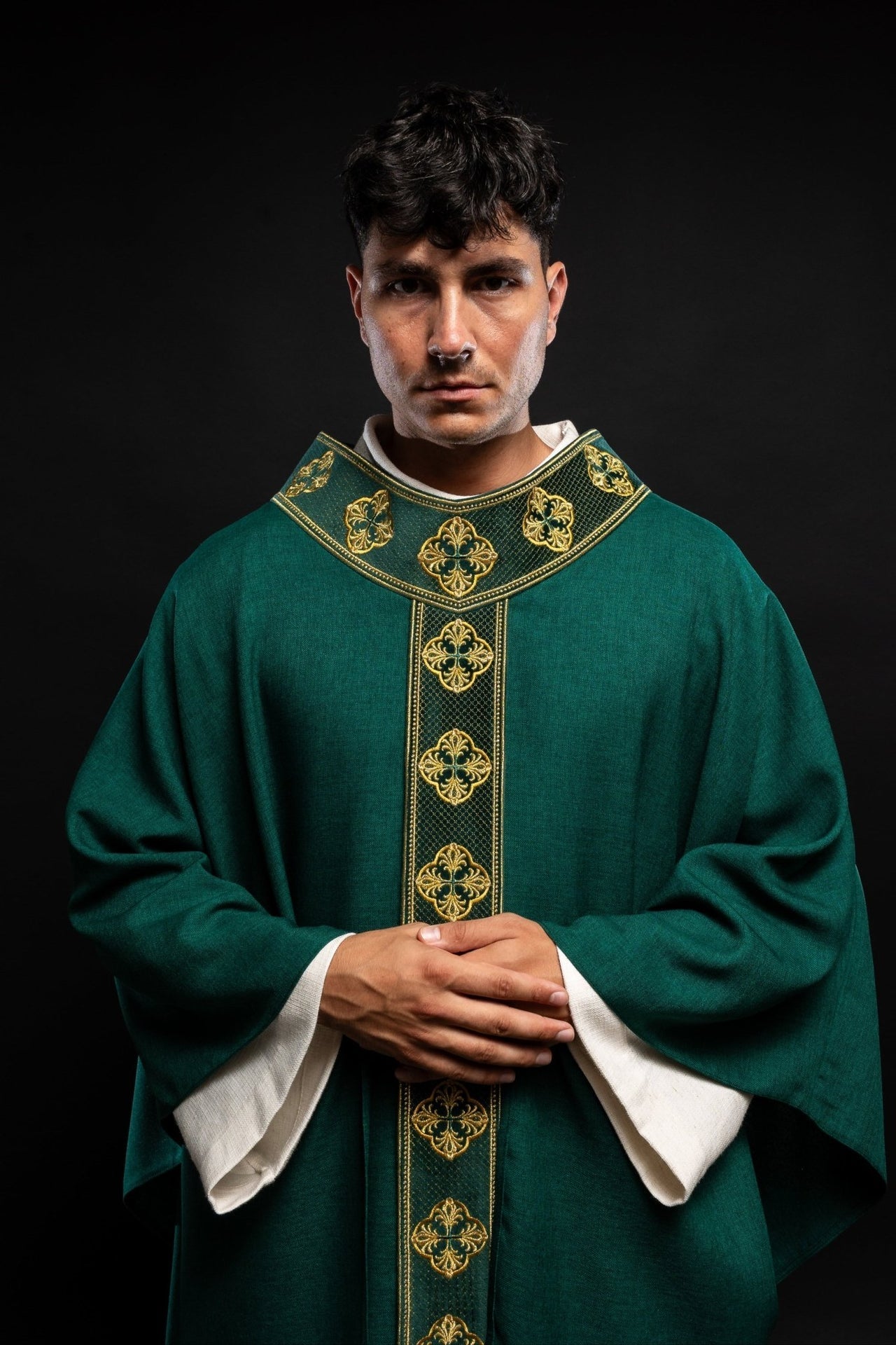 Ornat Liturgiczny Zielony z Haftowanym Pasem i Krzyżami - Polski Produkt - SZATYLITURGICZNE.PL