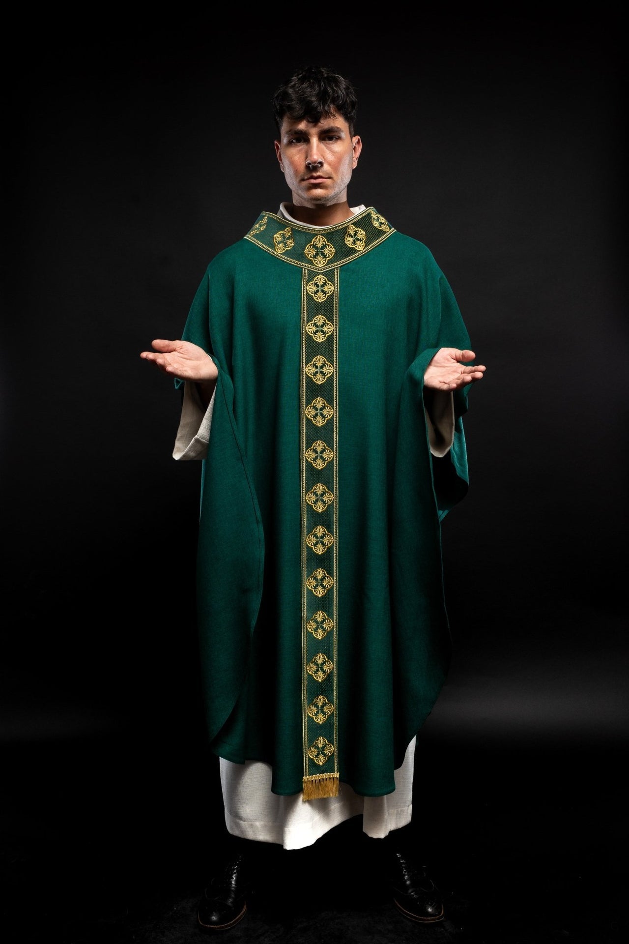 Ornat Liturgiczny Zielony z Haftowanym Pasem i Krzyżami - Polski Produkt - SZATYLITURGICZNE.PL