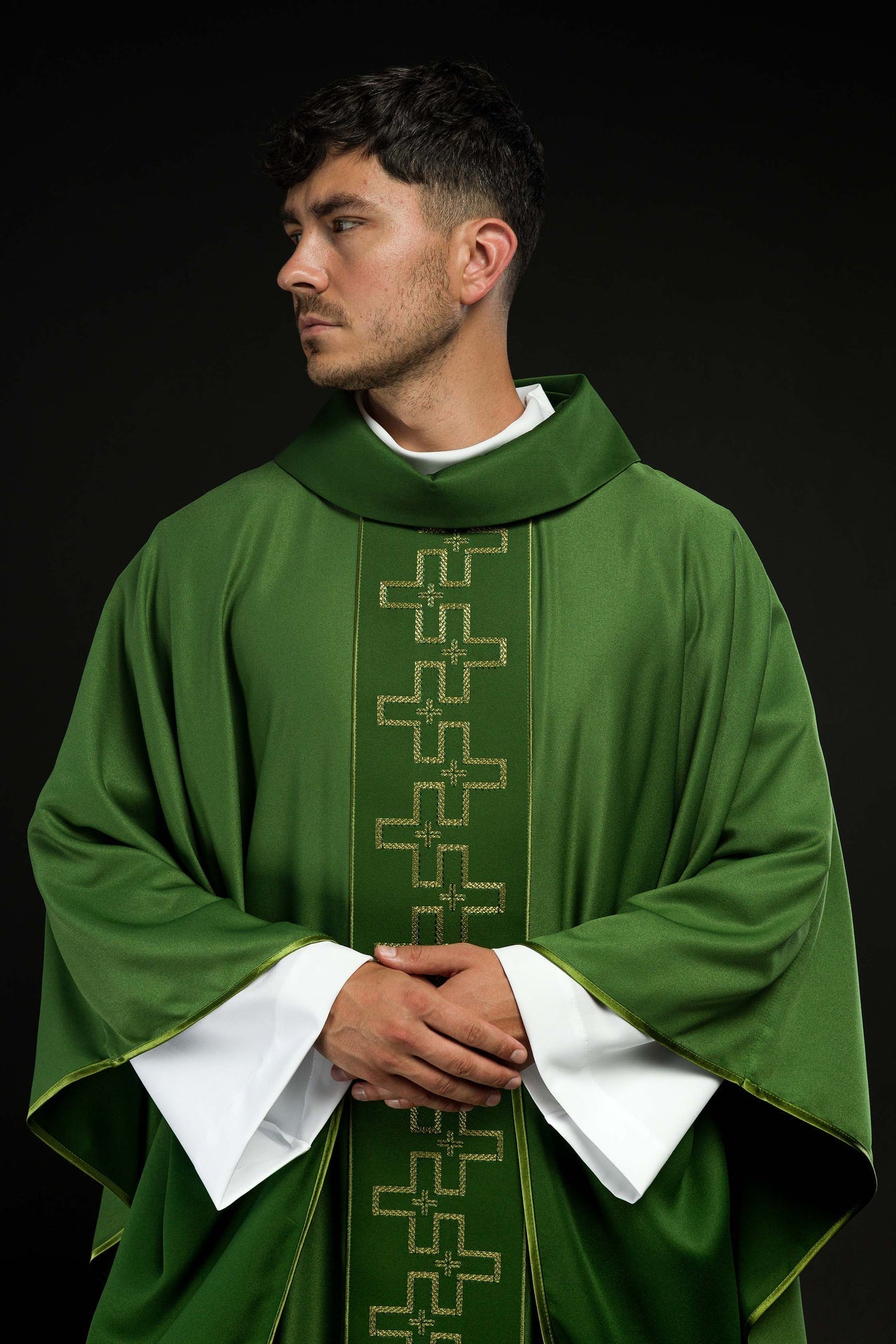 Ornat Liturgiczny Zielony z Haftowanym Pasem Krzyży - Polska Produkcja - SZATYLITURGICZNE.PL