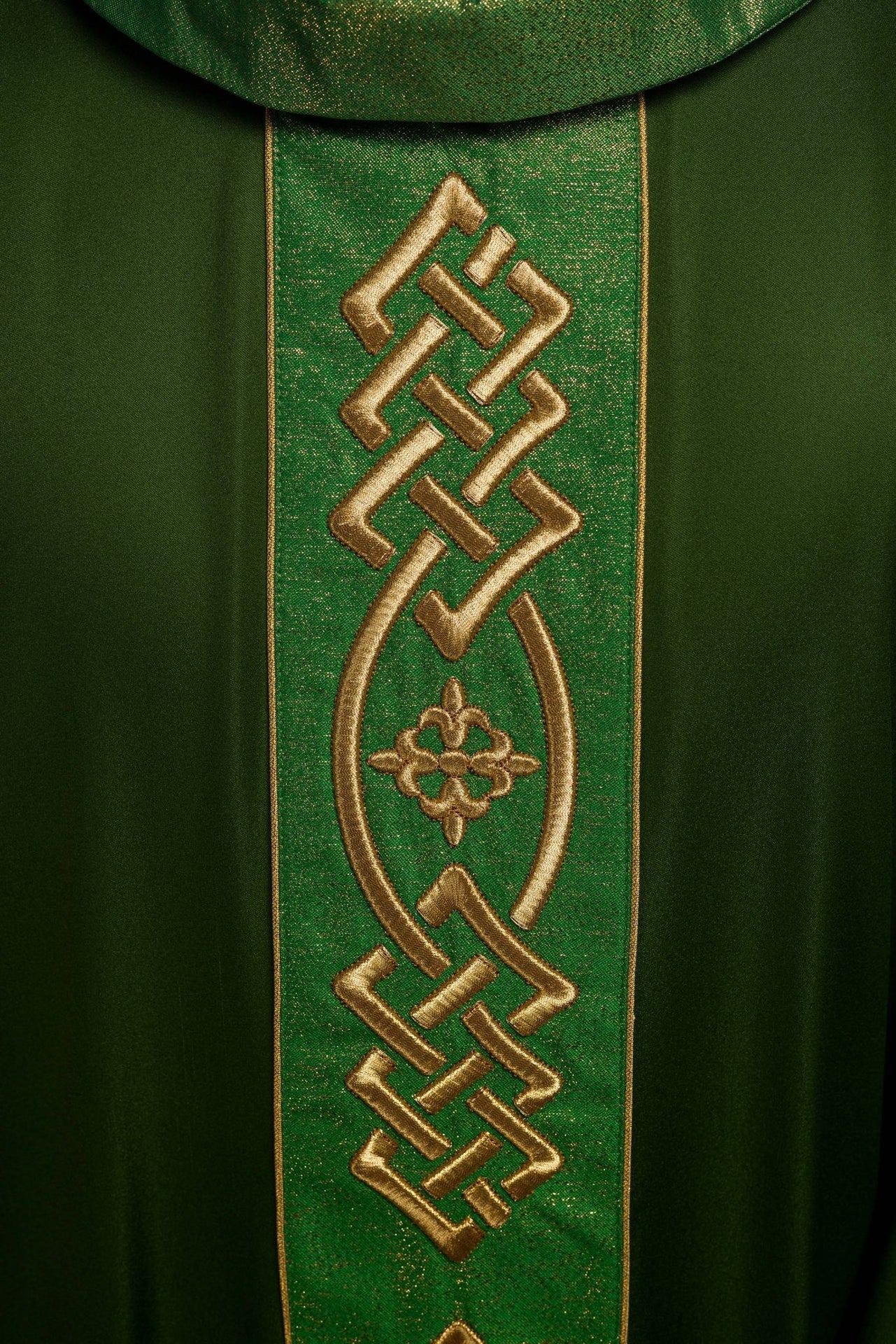 Ornat Liturgiczny Zielony z Haftowanym Pasem Krzyży - Polski Produkt - SZATYLITURGICZNE.PL