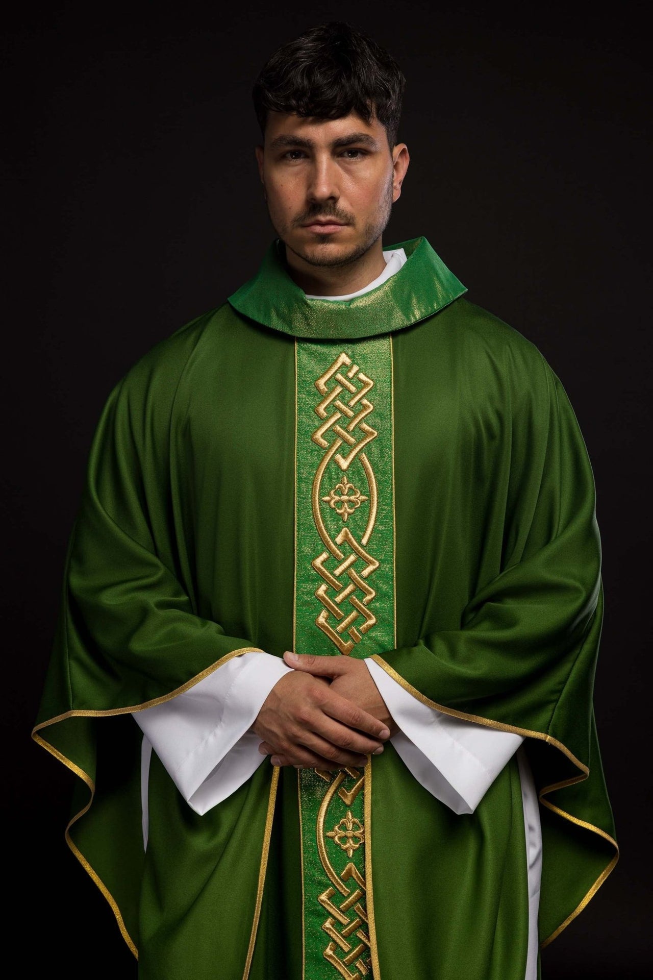 Ornat Liturgiczny Zielony z Haftowanym Pasem Krzyży - Polski Produkt - SZATYLITURGICZNE.PL