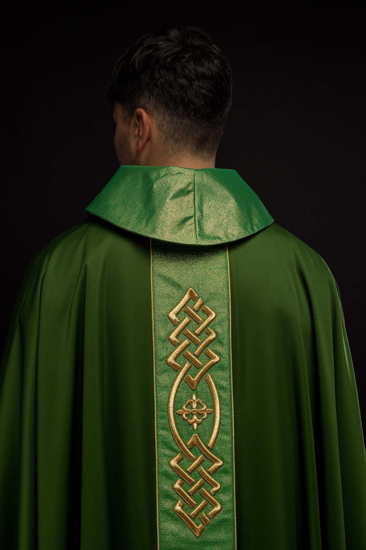 Ornat Liturgiczny Zielony z Haftowanym Pasem Krzyży - Polski Produkt - SZATYLITURGICZNE.PL