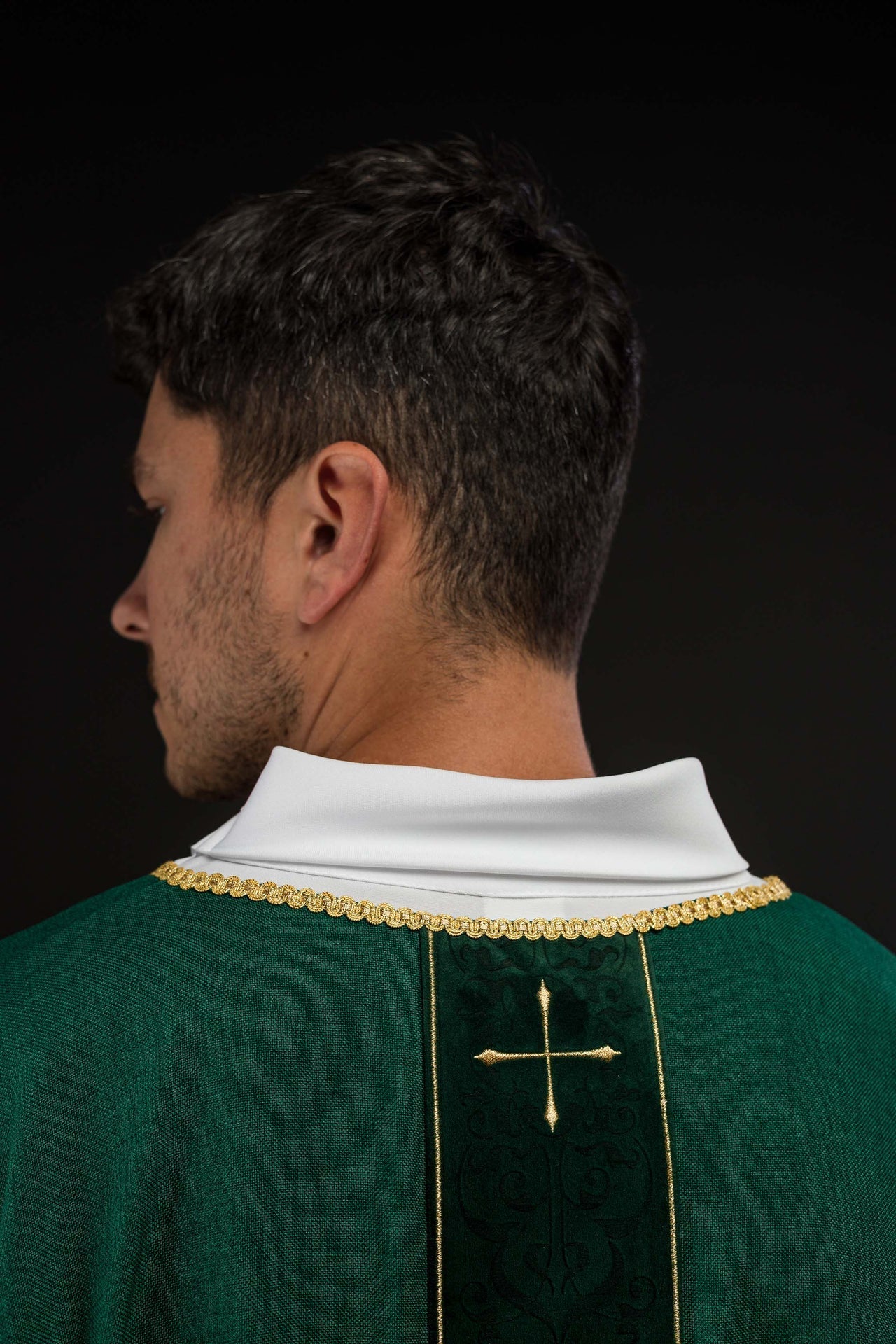 Ornat Liturgiczny Zielony z Haftowanym Pasem w Krzyże - Elegancki - SZATYLITURGICZNE.PL