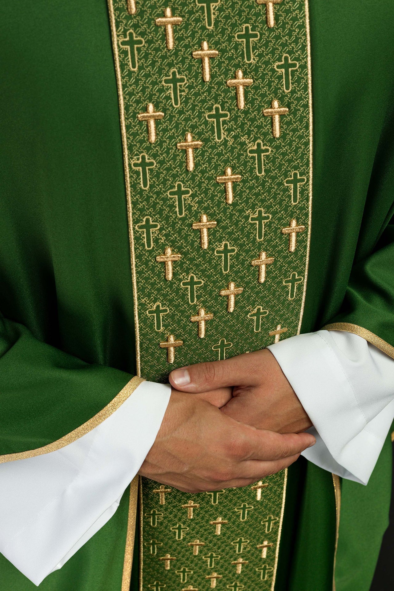 Ornat Liturgiczny Zielony z Haftowanym Pasem w Krzyże - Polska Produkcja - SZATYLITURGICZNE.PL