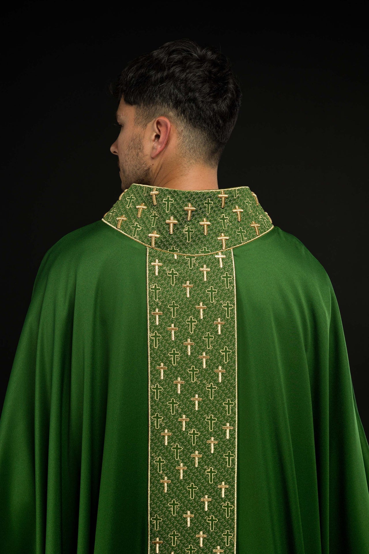 Ornat Liturgiczny Zielony z Haftowanym Pasem w Krzyże - Polska Produkcja - SZATYLITURGICZNE.PL