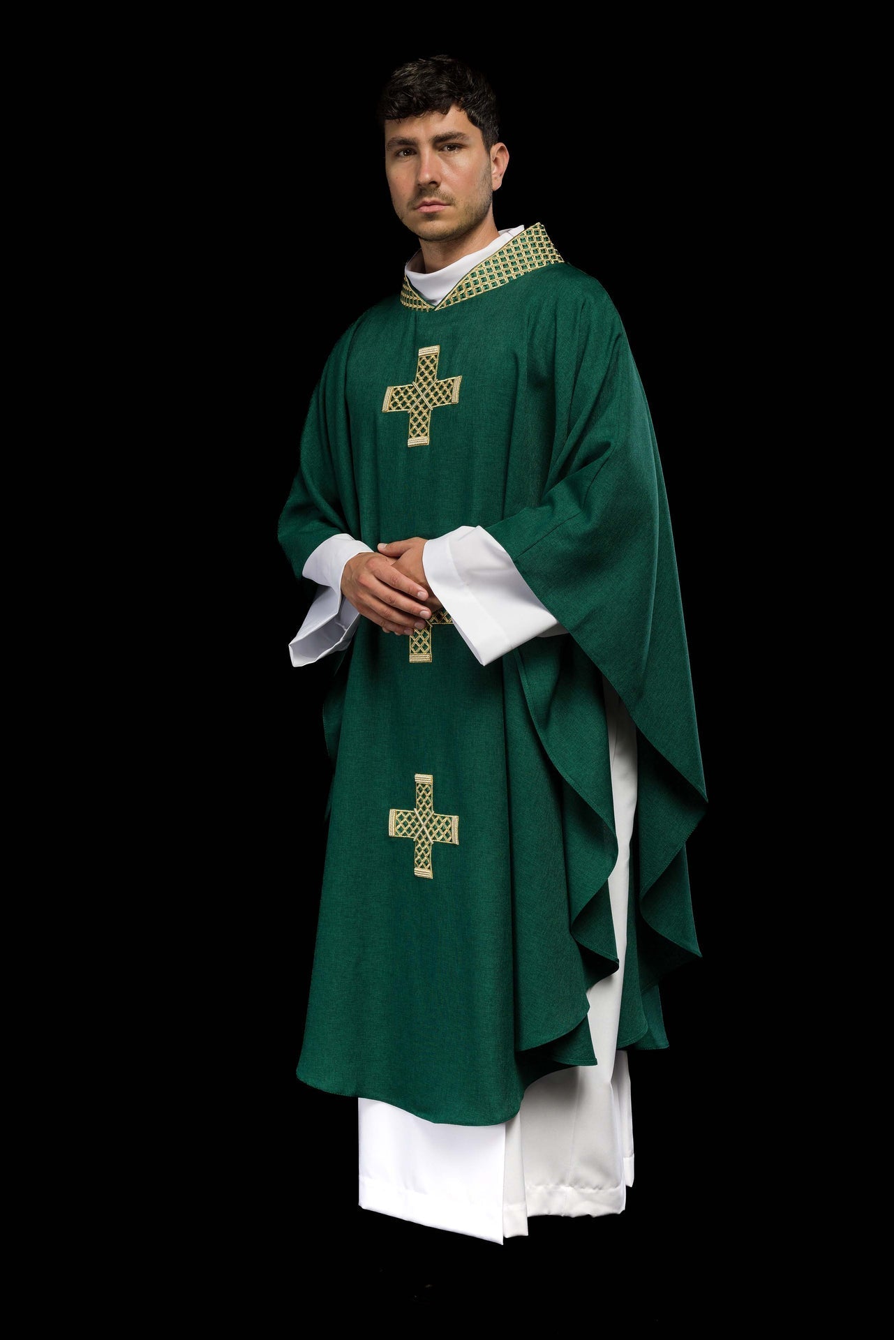 Ornat Liturgiczny Zielony z Haftowanymi Krzyżami i Kołnierzem - SZATYLITURGICZNE.PL