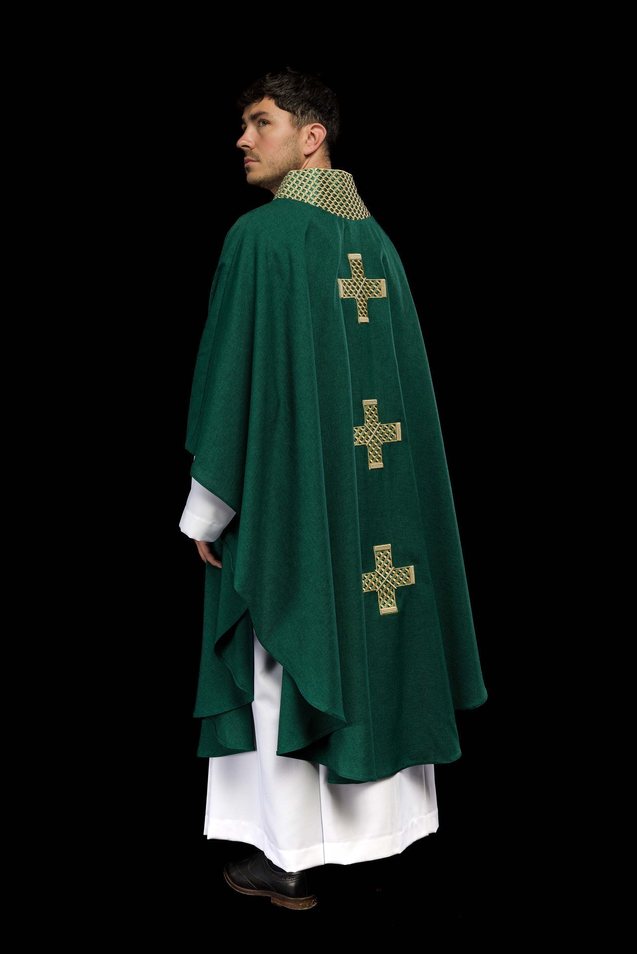 Ornat Liturgiczny Zielony z Haftowanymi Krzyżami i Kołnierzem - SZATYLITURGICZNE.PL