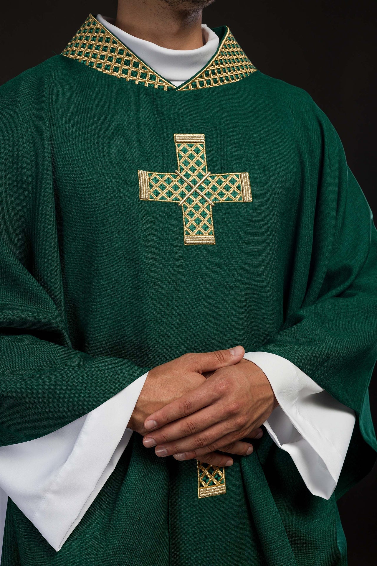 Ornat Liturgiczny Zielony z Haftowanymi Krzyżami i Kołnierzem - SZATYLITURGICZNE.PL