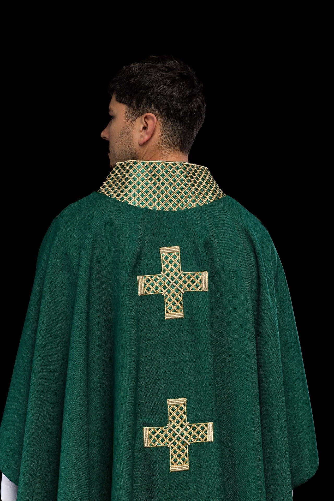 Ornat Liturgiczny Zielony z Haftowanymi Krzyżami i Kołnierzem - SZATYLITURGICZNE.PL