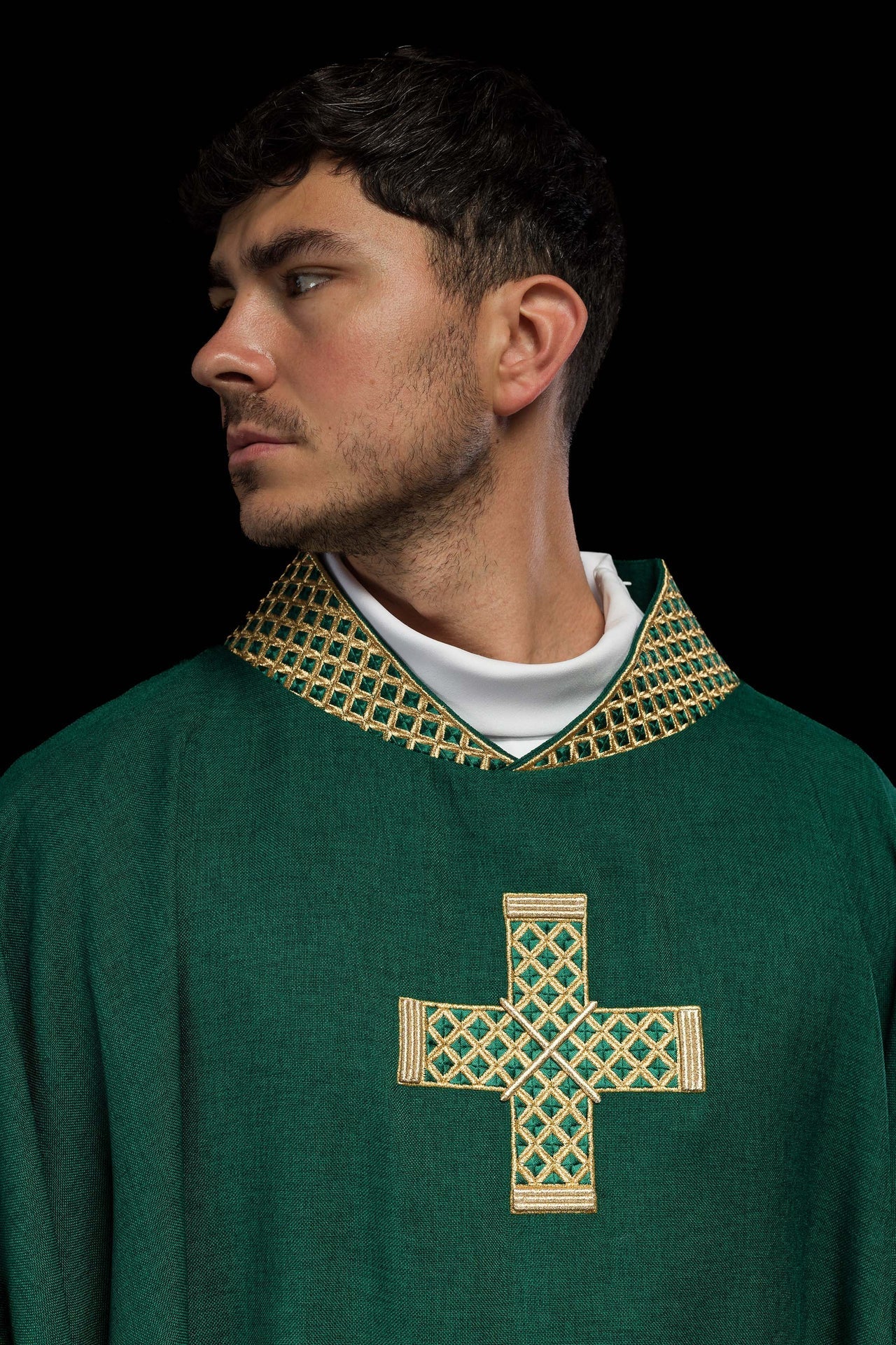 Ornat Liturgiczny Zielony z Haftowanymi Krzyżami i Kołnierzem - SZATYLITURGICZNE.PL