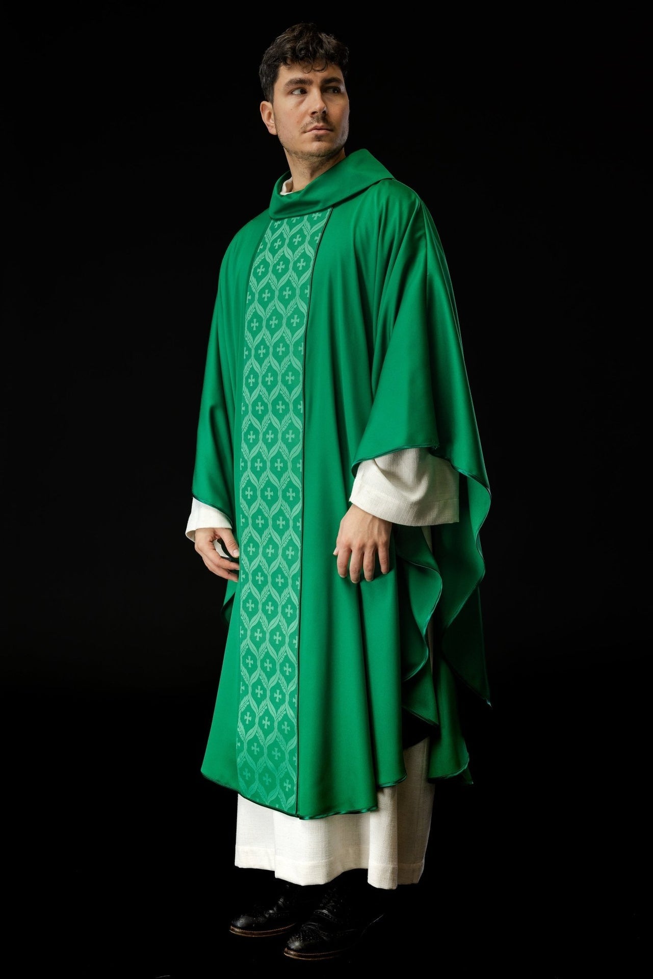 Ornat Liturgiczny Zielony z Żakardowym Pasem w Krzyże - SZATYLITURGICZNE.PL