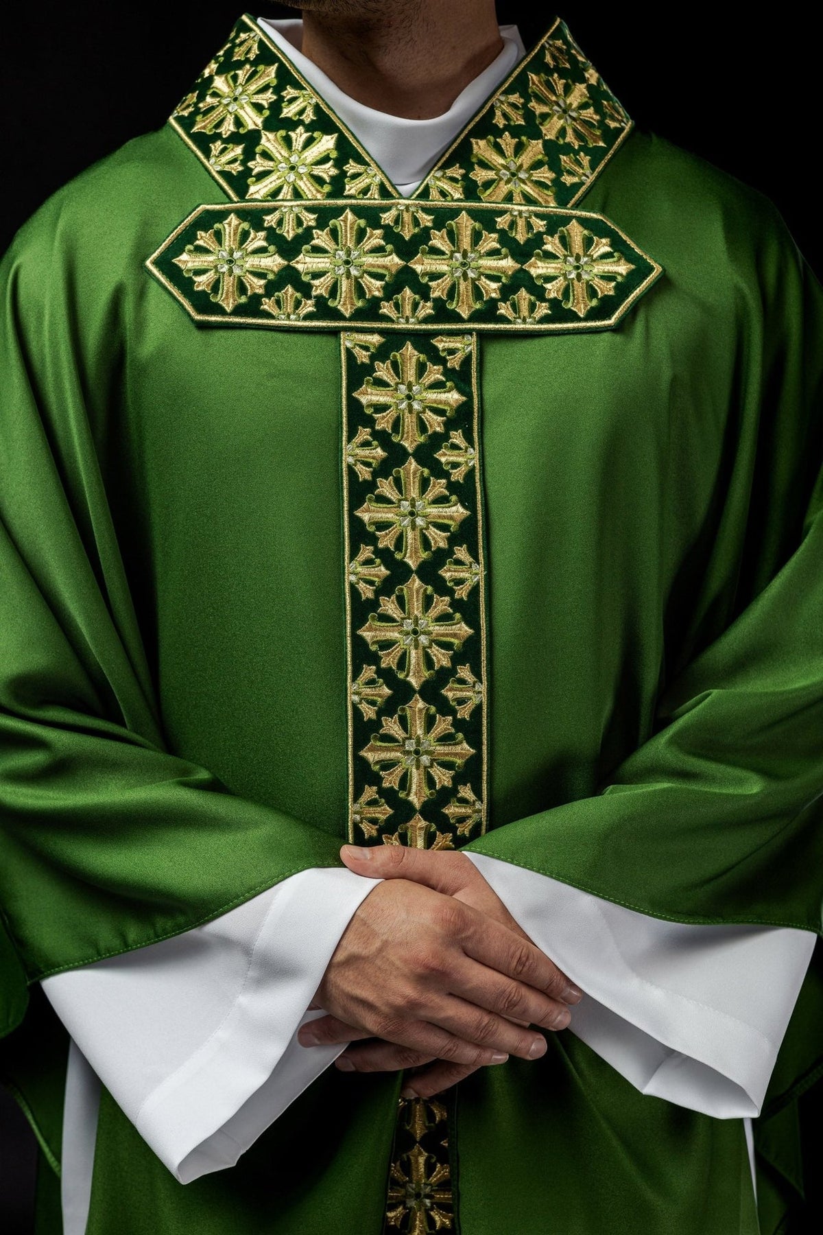 Ornat Liturgiczny Zielony z Złotym Haftem Krzyży - SZATYLITURGICZNE.PL