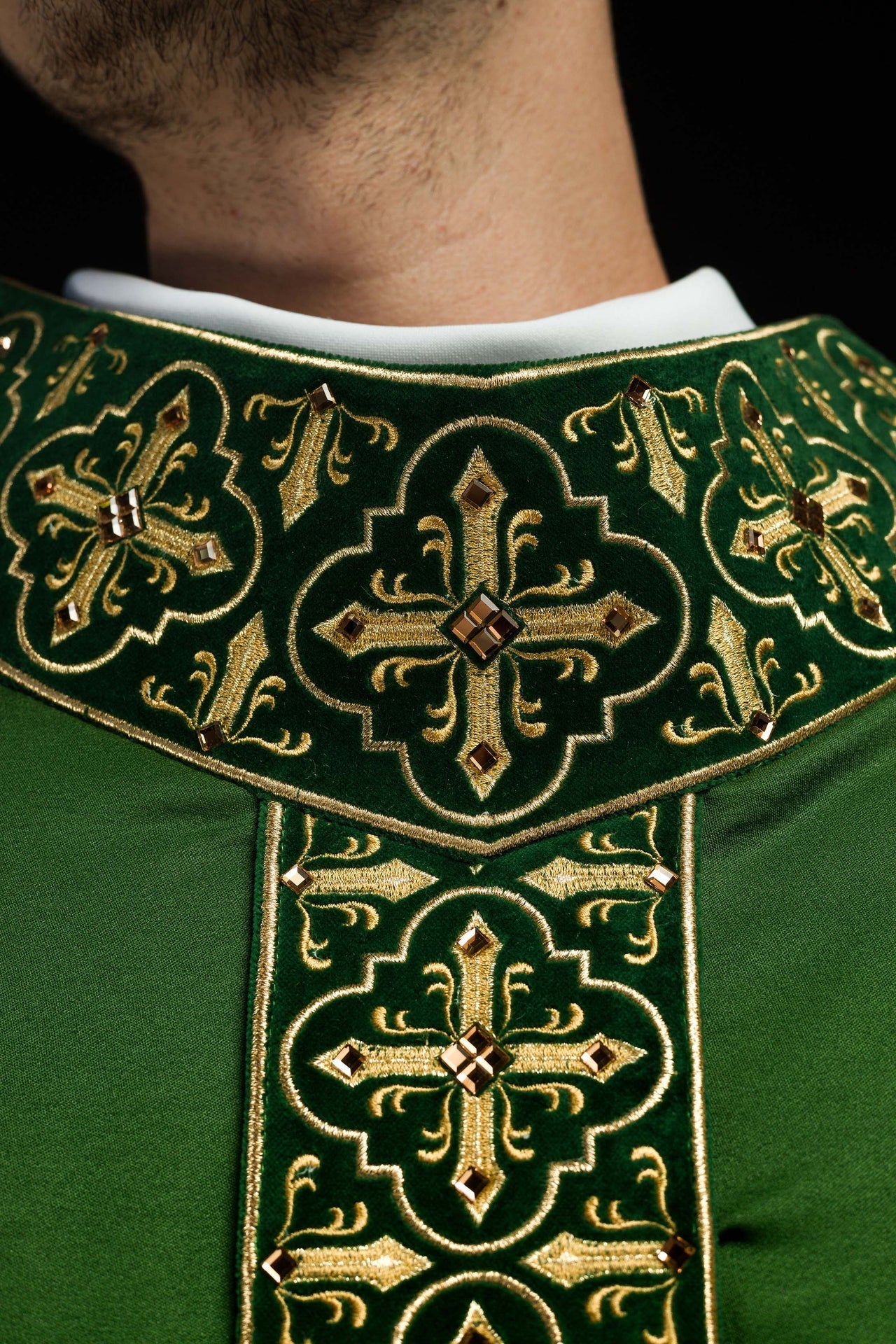 Ornat Liturgiczny Zielony Zdobiony Kamieniami i Złotym Krzyżem - SZATYLITURGICZNE.PL
