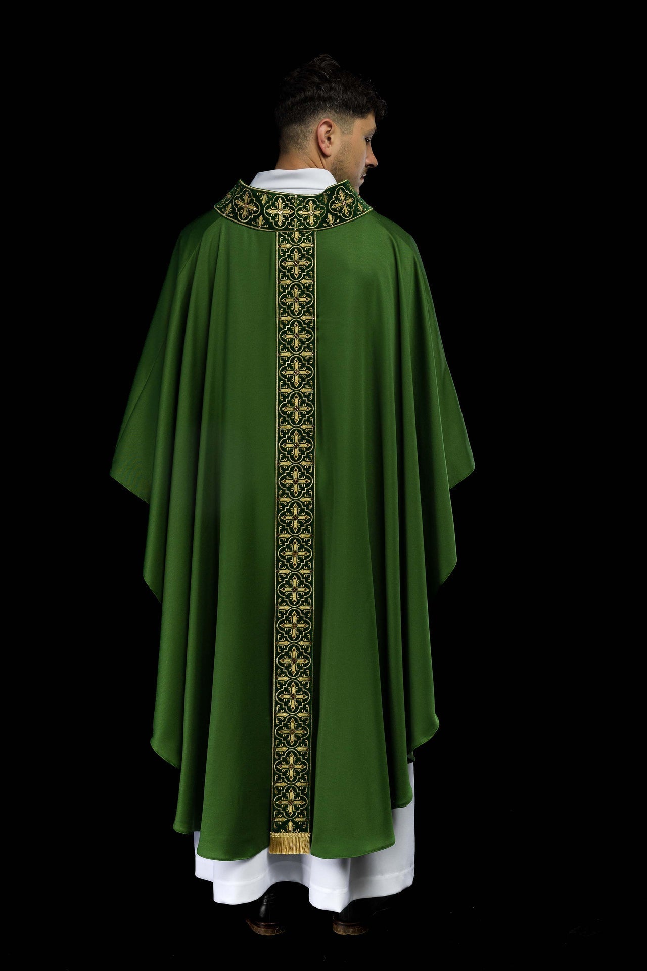 Ornat Liturgiczny Zielony Zdobiony Kamieniami i Złotym Krzyżem - SZATYLITURGICZNE.PL